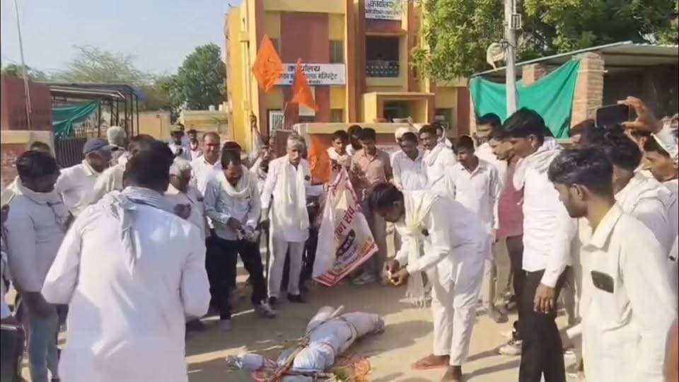 बज्जु में विरोध प्रदर्शन