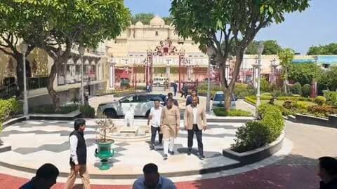 राजस्थान के उप मुख्यमंत्री बैरवा ने दी दिवंगत राजमाता साहिबा को दी श्रद्धांजलि
उदयपुर.राजस्थान के उप मुख्यमंत्री प्रेम चंद बैरवा ने उदयपुर राजमहल में श्रीजी हुजूर डॉ. लक्ष्यराज सिंह मेवाड़ से भेंटकर शोक व्यक्त करते हुए दिवंगत राजमाता साहिबा विजयराज कुमारी जी मेवाड़ की स्मृतियों का श्रद्धापूर्वक स्मरण किया और इसे मेवाड़ परिवार के साथ-साथ समाज के लिए भी एक अपूरणीय क्षति बताया। उन्होंने दिवंगत आत्मा की शांति एवं सद्गति के लिए ईश्वर से प्रार्थना की।