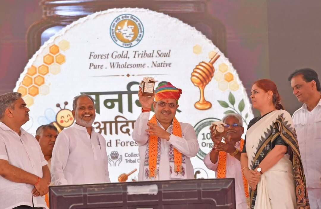 मुख्यमंत्री भजनलाल शर्मा ने शनिवार को प्रतापगढ़ में आयोजित कार्यक्रम में उदयपुर संभाग के सात जिलों में 924.22 करोड़ रुपये की लागत के कुल 1,452 विकास कार्यों का शिलान्यास एवं लोकार्पण किया। इस दौरान कॉनफेड और राजससंघ के बीच वन धन केंद्रों द्वारा तैयार उत्पादों के विपणन एवं बिक्री के लिए एमओयू भी किया गया। साथ ही, राजससंघ के ब्रांड ‘वनगिरी’ और इसके तहत तैयार पहले उत्पाद ‘आदिपराग’ शहद का लोकार्पण किया गया। इससे पहले मुख्यमंत्री ने दीपेश्वर महादेव मंदिर में भगवान शंकर का पंचामृत से अभिषेक किया। प्रतापगढ़ पहुंचने पर मुख्यमंत्री का पारंपरिक गैर नृत्य के साथ स्वागत किया गया। इस दौरान जनजाति क्षेत्रीय विकास मंत्री बाबूलाल खराड़ी, राजस्व मंत्री हेमंत मीणा, सहकारिता राज्यमंत्री (स्वतंत्र प्रभार) गौतम कुमार दक, विधायक श्रीचंद कृपलानी, अर्जुनलाल जीनगर सहित अन्य जनप्रतिनिधि एवं बड़ी संख्या में आमजन उपस्थित रहे। #bhajanlalsharma #cm #rajasthan #pratapgarh
