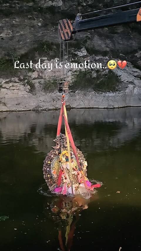 “तू थोड़ी देर और ठहर जा…” 🥺❤️
गणपति बप्पा, जाते-जाते दिल यही कह रहा है—
थोड़ी देर और ठहर जाओ…
आपके बिना ये महोत्सव, ये रौनक और ये शहर कुछ अधूरा-सा लगेगा। 🙏✨
गणपति बप्पा मोरया ❤️
अगले बरस तू जल्दी आ…
📍 नाथद्वारा
Nathdwara Blog
Vc @gajendrasingh_mojawat_
