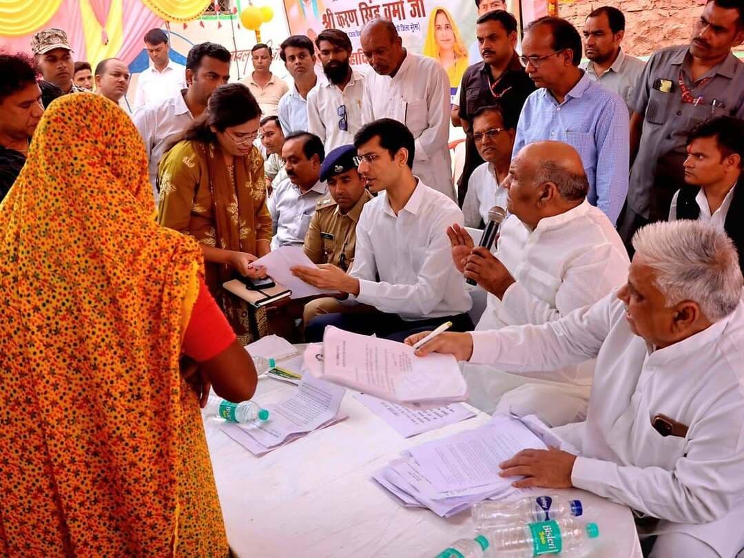 मुरैना के मामचौन में जनविश्वास शिविर, 213 आवेदन मिले
मुरैना के ग्राम मामचौन में प्रभारी मंत्री करण सिंह वर्मा ने जनविश्वास कार्यक्रम के तहत ग्रामीणों से सीधा संवाद किया। शिविर में 213 आवेदन प्राप्त हुए, जिनमें 96 का मौके पर ही निराकरण किया गया।
प्रभारी मंत्री ने अधिकारियों को शेष आवेदनों के त्वरित निराकरण के निर्देश दिए। साथ ही फसल नुकसान का सर्वे कर पात्र किसानों को नियमानुसार मुआवजा देने और योजनाओं का लाभ समय पर दिलाने के निर्देश दिए।
उन्होंने अधिकारियों-कर्मचारियों से सेवा भावना के साथ जमीनी स्तर पर पहुंचकर जनसमस्याओं का समाधान करने की बात कही।