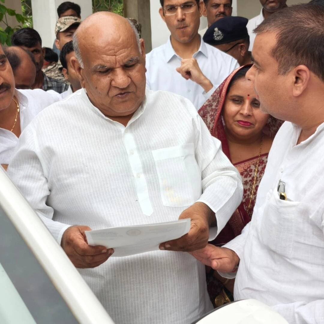 प्रभारी मंत्री को जौरा विधायक ने सौंपा ज्ञापन
मुरैना के प्रभारी मंत्री करण सिंह वर्मा के कैलारस आगमन पर जौरा विधायक पंकज उपाध्याय ने मुलाकात कर विधानसभा क्षेत्र की विभिन्न जनसमस्याओं को लेकर ज्ञापन सौंपा।
ज्ञापन में कैलारस शक्कर कारखाने के पुनः संचालन, अतिवृष्टि से प्रभावित लोगों को मुआवजा, जल निकासी की स्थायी व्यवस्था और जिले में पर्याप्त खाद उपलब्ध कराने की मांग प्रमुखता से रखी गई।
