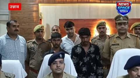 उन्नाव पुलिस लाइन में एसएसपी जयप्रकाश सिंह ने थाना गंगाघाट क्षेत्र में हुई चोरी की घटना का किया खुलासा दो आरोपी गिरफ्तार, एक बाल अपचारी पुलिस संरक्षण में लिया गया, थाना गंगाघाट पुलिस ने चोरी का सामान किया बरामद
#unnao #