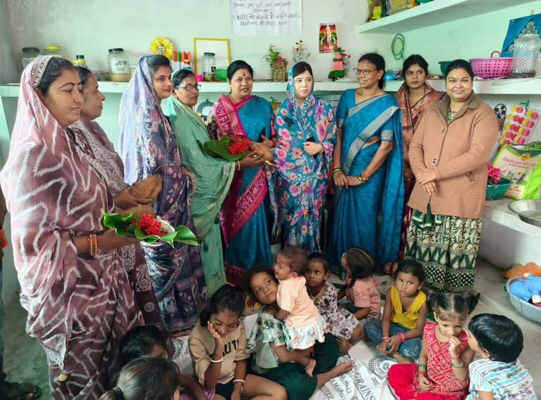 जिले के जोरवा अंबेडकर पारा आंगनवाड़ी केंद्र में आंगन मिलन सेवा कार्यक्रम आयोजित हुआ। कार्यक्रम में पोषण, स्वास्थ्य, मातृ-शिशु देखभाल एवं ECCE से जुड़ी गतिविधियां, प्रतियोगिताएं, स्वास्थ्य परीक्षण तथा योजनाओं के हितग्राहियों का सम्मान किया गया। नए हितग्राहियों के आवेदन भी भरवाए गए और मुनगा पौधे का रोपण किया गया।
कार्यक्रम की मुख्य अतिथि सांसद श्रीमती कमलेश जांगड़े एवं विशिष्ट अतिथि श्रीमती संयोगिता जूदेव रहीं। कार्यक्रम में जनप्रतिनिधियों, अधिकारियों, महिलाओं, बच्चों एवं हितग्राहियों की सहभागि
#AanganMilanSeva
#सेवा_संकल्प_अभियान #SevaSankalpAbhiyan #SevaSankalp #JanSeva JanBhagidari ViksitChhattisgarh