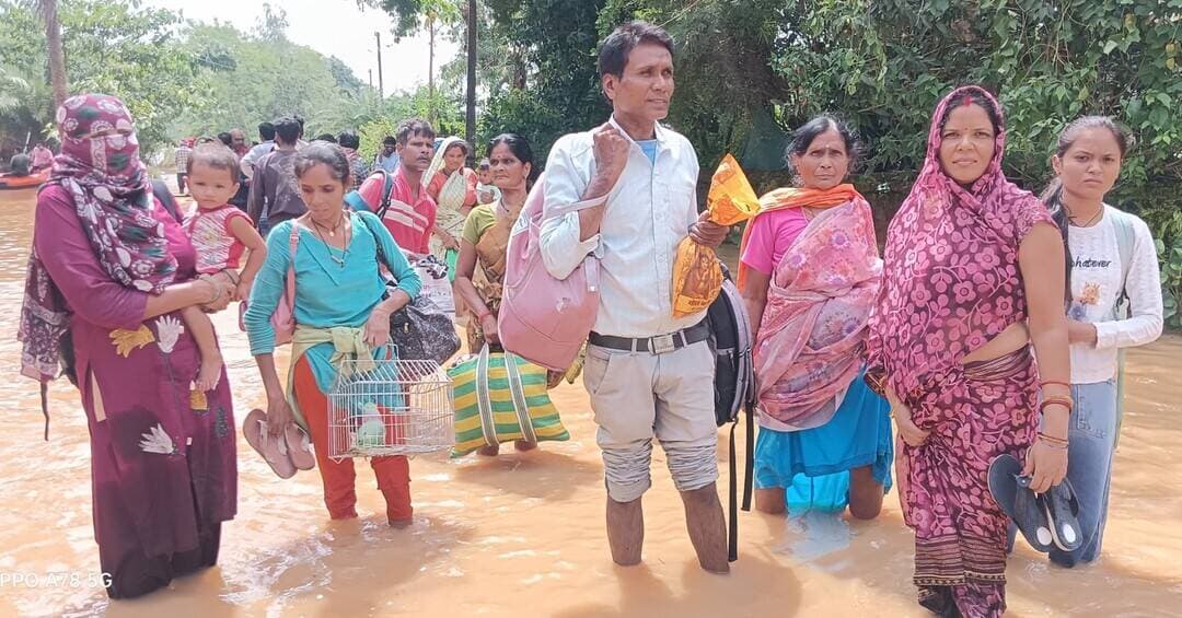 बस्तर में बाढ़ के बीच राहत एवं बचाव अभियान जारी। शनिवार को 130 प्रभावितों का रेस्क्यू किया गया। जिले में 43 राहत शिविर संचालित हैं, जहां साढ़े चार हजार से अधिक प्रभावितों को रखा गया है। बचाव टीमें संवेदनशील क्षेत्रों में लगातार सक्रिय हैं।
#बस्तर #बाढ़