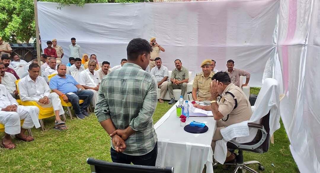 #बालोतरा: पुलिस अधीक्षक बालोतरा ने थाना समदड़ी में जनसुनवाई कर आमजन की परिवेदनाएं सुनीं, त्वरित, निष्पक्ष एवं समयबद्ध समाधान के दिए निर्देश।
जनसुनवाई में प्राप्त प्रत्येक परिवेदना पर प्रभावी कार्यवाही सुनिश्चित करने के लिए संबंधित अधिकारियों को दिए आवश्यक निर्देश।
अपराध गोष्ठी में कानून-व्यवस्था, अपराध नियंत्रण, संपत्ति संबंधी अपराधों की रोकथाम, मादक पदार्थों पर प्रभावी अंकुश एवं नवीन आपराधिक कानूनों के प्रभावी क्रियान्वयन की विस्तृत समीक्षा की।
आज दिनांक 26.09.2026 को पुलिस अधीक्षक जिला बालोतरा श्री राजेश कुमार काॅवत आईपीएस ने थाना समदड़ी का दौरा कर थाना परिसर में आयोजित जनसुनवाई के दौरान आमजन की परिवेदनाएं सुनीं। उन्होंने प्रत्येक परिवेदना को गंभीरता एवं संवेदनशीलता से सुनते हुए संबंधित अधिकारियों को नियमानुसार त्वरित, निष्पक्ष एवं प्रभावी कार्यवाही कर समयबद्ध समाधान सुनिश्चित करने के निर्देश दिए। साथ ही आमजन को विश्वास दिलाया कि बालोतरा पुलिस उनकी सुरक्षा, न्याय एवं समस्याओं के समाधान के लिए सदैव प्रतिबद्ध है।
@policerajasthan
#BalotraPolice #Jansunwai #CrimeMeeting #NewCriminalLaw2023