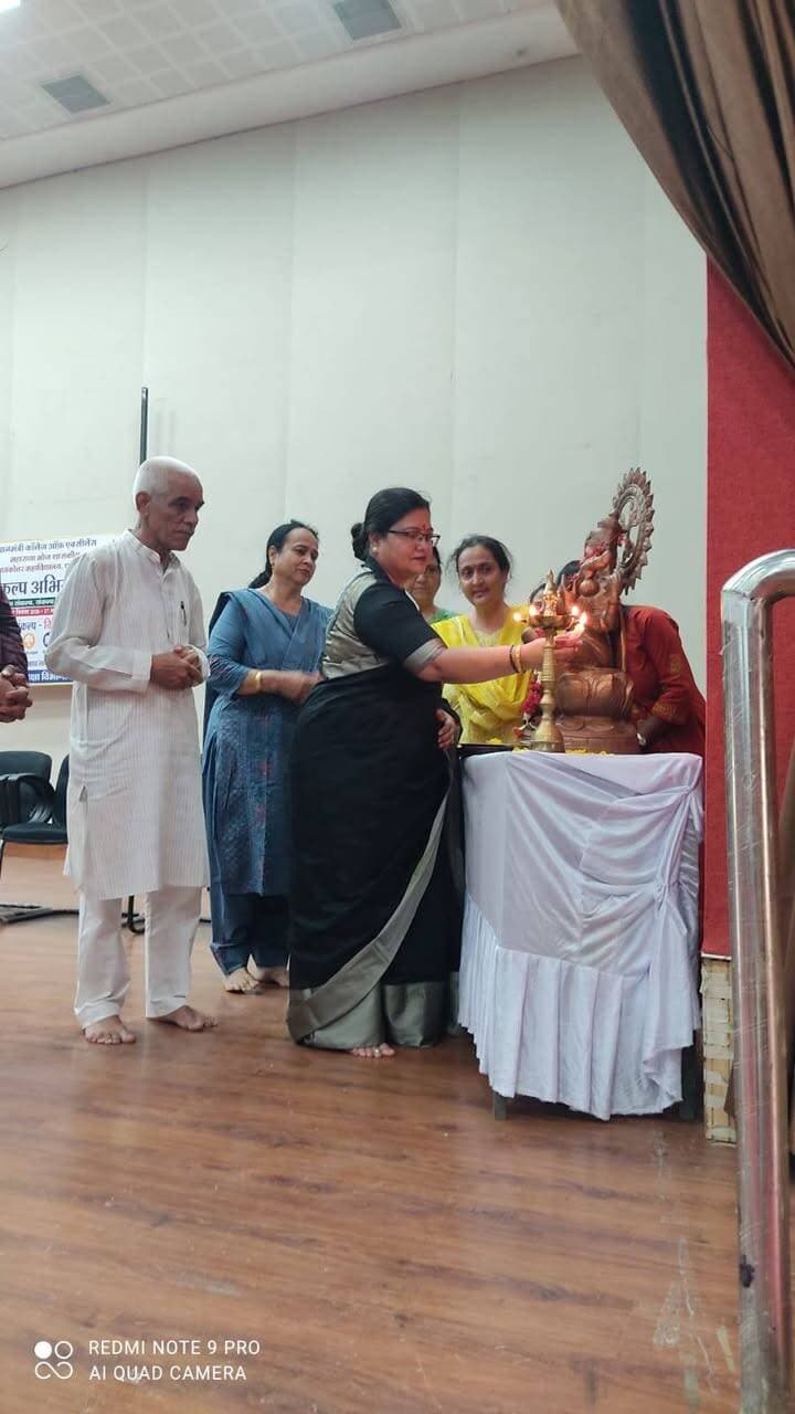 सेवा संकल्प अभियान के अंतर्गत “मेरे सपनों का भारत” विषय पर जिला स्तरीय भाषण एवं चित्रकला प्रतियोगिता का आयोजन पीएम कॉलेज ऑफ एक्सीलेंस महाराजा भोज शासकीय स्नातकोत्तर महाविद्यालय, धार में किया गया। जिले के विभिन्न महाविद्यालयों से आए विद्यार्थियों ने उत्साहपूर्वक सहभागिता करते हुए अपने विचारों, कल्पनाओं और भारत के उज्ज्वल भविष्य की परिकल्पना को भाषण एवं चित्रकला के माध्यम से प्रभावी रूप से प्रस्तुत किया।
कार्यक्रम की अध्यक्षता महाविद्यालय की प्रभारी प्राचार्य डॉ. प्रभा सोनी ने की। प्रशासनिक अधिकारी डॉ. आयशा खान ने कार्यक्रम का संचालन करते हुए अतिथियों एवं प्रतिभागियों का परिचय कराया।
भाषण प्रतियोगिता में देवांश प्रजापत, पीएमसीओई शासकीय स्नातकोत्तर महाविद्यालय, धार ने प्रथम स्थान प्राप्त किया। हंसिका सोलंकी, शासकीय पॉलीटेक्निक महाविद्यालय, धार द्वितीय तथा सूर्यवंशी ठाकुर, शासकीय महाविद्यालय, पीथमपुर तृतीय स्थान पर रहे।
चित्रकला प्रतियोगिता में ऋषभ वर्मा, शासकीय महाविद्यालय, धरमपुरी ने प्रथम स्थान प्राप्त किया। जीविका चौहान, शासकीय महाविद्यालय, मनावर ने द्वितीय तथा पूर्णिमा चौधरी एवं कोमल राठौर ने तृतीय स्थान प्राप्त किया।
कार्यक्रम में विधायक प्रतिनिधि श्री दीपेंद्र ठाकुर ने विद्यार्थियों को प्रभावी वक्तृत्व की बारीकियों से अवगत कराया तथा सेवा संकल्प अभियान के उद्देश्यों और उपयोगिता पर प्रकाश डाला। उन्होंने विद्यार्थियों को प्रेरणादायी संबोधन देते हुए राष्ट्र निर्माण में युवाओं की सक्रिय भूमिका पर जोर दिया।
श्रीकांत द्विवेदी ने “मेरे सपनों का भारत” विषय पर अपने विचार व्यक्त करते हुए काव्य-पंक्तियों के माध्यम से कार्यक्रम को सरस एवं प्रेरणादायी बनाया।
समापन अवसर पर प्रभारी प्राचार्य डॉ. प्रभा सोनी ने सभी विजेता एवं प्रतिभागी विद्यार्थियों को बधाई दी। उन्होंने कहा कि विद्यार्थियों की कल्पनाशीलता, रचनात्मकता और सकारात्मक सोच ही भविष्य के भारत की दिशा तय करने में महत्वपूर्ण भूमिका निभाएगी। उन्होंने प्रतियोगिता के सफल आयोजन के लिए सभी अतिथियों, निर्णायकों, प्राध्यापकों, कर्मचारियों एवं विद्यार्थियों का आभार व्यक्त किया।
कार्यक्रम में विद्यार्थियों ने अपने सपनों के भारत को शब्दों और रंगों के माध्यम से जीवंत करते हुए सेवा, संकल्प, रचनात्मकता और राष्ट्र निर्माण की भावना को अभिव्यक्त किया।
#सेवा_संकल्प_अभियान #SevaSankalpAbhiyan
Jansampark Madhya Pradesh
