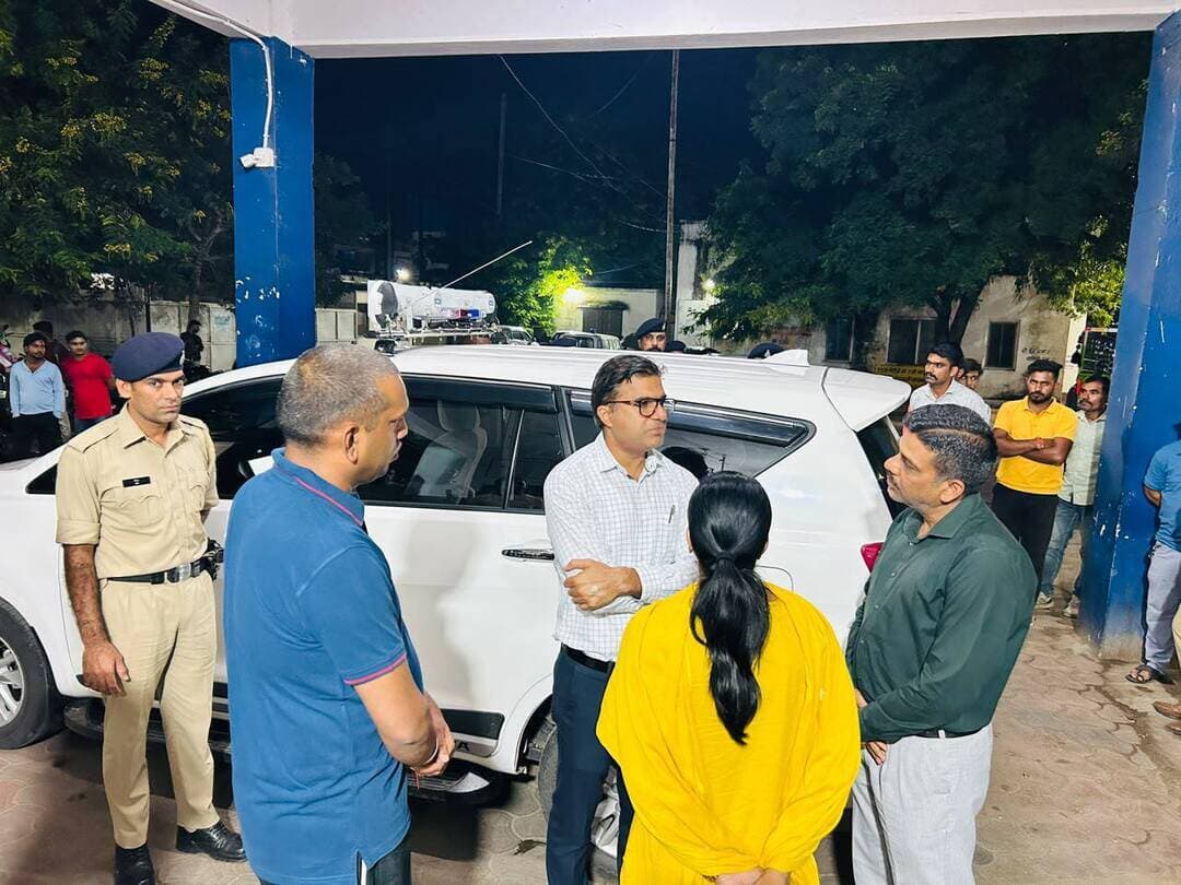 कलेक्टर श्री राजीव रंजन मीना और एसपी श्री सचिन शर्मा ने देर रात सिविल अस्पताल बदनावर पहुंचकर गणेश विसर्जन के दौरान डेलची रोड स्थित नदी के पास तीन बच्चों के डूबने की हृदयविदारक घटना के संबंध में जायजा लेकर उपस्थित चिकित्सकों से आवश्यक जानकारियां ली। साथ ही परिजनों से चर्चा भी की।
Jansampark Madhya Pradesh