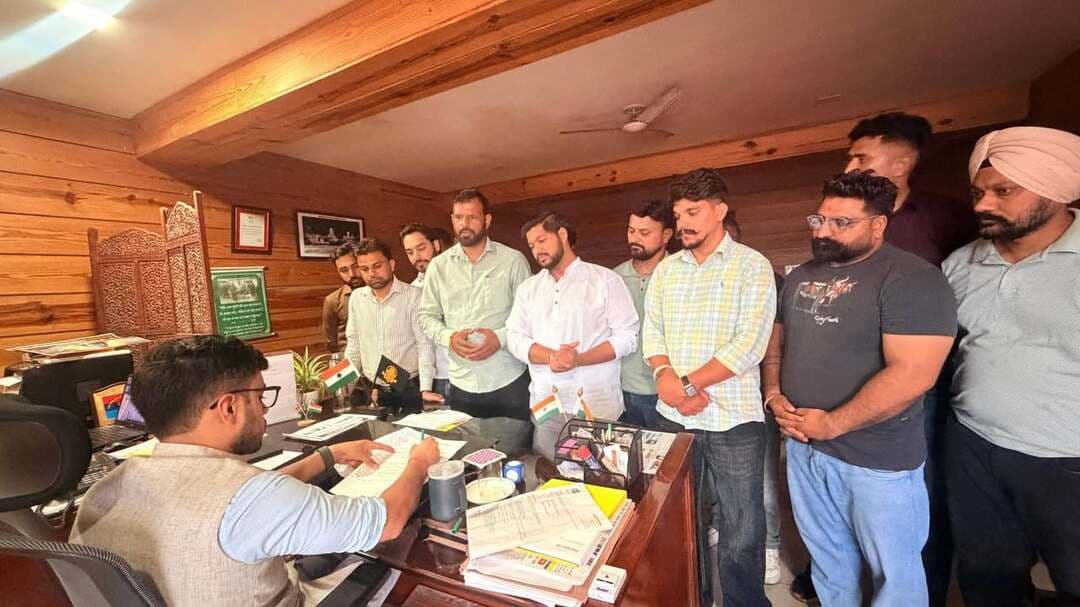28 सितंबर के जनप्रतिनिधि सम्मान समारोह को लेकर भाजयुमो ने कसी कमर
जयराम ठाकुर के स्वागत में बातापुल से निकलेगी बाइक रैली
देशआदेश पांवटा साहिब।
भारतीय जनता युवा मोर्चा मंडल पांवटा साहिब की बैठक मंडल अध्यक्ष संयम गुप्ता की अध्यक्षता में हुई। बैठक में भाजयुमो प्रदेश कार्यसमिति सदस्य चरणजीत सिंह चौधरी, नितिन शर्मा और भाजपा मंडल महामंत्री तरनजीत सिंह गिल विशेष रूप से मौजूद रहे।
बैठक में 28 सितंबर दिन रविवार को रामलीला मैदान में होने वाले जनप्रतिनिधि सम्मान समारोह एवं कार्यकर्ता सम्मेलन की तैयारियों पर चर्चा की गई और कार्यकर्ताओं को जिम्मेदारियां सौंपी गईं। कार्यक्रम में पूर्व मुख्यमंत्री एवं नेता प्रतिपक्ष जयराम ठाकुर, भाजपा प्रदेश अध्यक्ष डॉ. राजीव बिंदल, सांसद सुरेश कश्यप सहित पार्टी के वरिष्ठ नेता शामिल होंगे।
भाजयुमो द्वारा जयराम ठाकुर के स्वागत में बातापुल चौक से रामलीला मैदान तक बाइक रैली निकाली जाएगी। शहर और कार्यक्रम स्थल को पार्टी झंडों से सजाने का भी निर्णय लिया गया।
बैठक के बाद भाजयुमो ने खस्ताहाल सड़कों की मरम्मत की मांग को लेकर एसडीएम पांवटा साहिब द्विज गोयल को ज्ञापन सौंपा। साथ ही रोजगार के मुद्दे को लेकर प्रदेश सरकार के खिलाफ प्रदर्शन करने का निर्णय लिया गया।