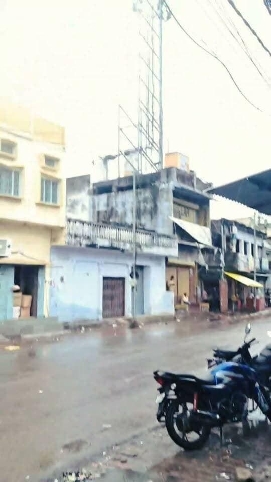 Bahraich:- शहर के बीचोबीच खतरे में टावर,, छावनी चौराहे से चांदपुरा रोड शीशे वाली मस्जिद के बगल लगा टावर खतरे में,,तेज हवाओं की वजह से हिल रहा टावर,, अगल बगल रहने वाले परेशान,,? #Bahraichnews #वायरल