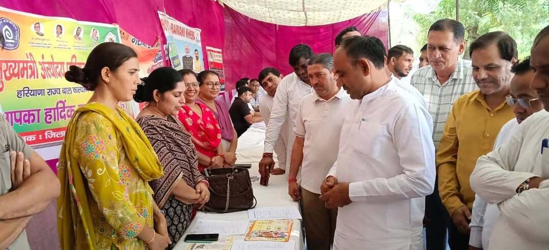 सरकार का मुख्य उद्देश्य जरूरतमंद लोगों को योजनाओं का लाभ प्रदान करना है: कपूर सिंह वाल्मीकि
सेवा सेतु कैंप आमजन के लिए हो रहे हैं कारगर साबित: कपूर सिंह
- शहरी स्थानीय निकाय विभाग ने बीडीपीओ कार्यालय परिसर में लगाया सेवा सेतु शिविर
बवानीखेड़ा, 26 सितंबर। शहरी स्थानीय निकाय द्वारा सेवा संकल्प अभियान के तहत कस्बा बवानीखेड़ा के बीडीपीओ कार्यालय परिसर में सेवा सेतु शिविर आयोजित किया गया। शिविर में विधायक कपूर सिंह वाल्मीकि मुख्य अतिथि के रूप में पहुंचे। उन्होंने यहां पर लगाई गई स्टॉलों का अवलोकन किया और अधिकारियों को निर्देश दिए कि अधिक से अधिक लोगों को सरकारी योजनाओं का लाभ प्रदान करें।
विधायक श्री वाल्मीकि ने अधिकारियों-कर्मचारियों से योजनाओं के क्रियान्वयन की जानकारी ली। उन्होंने कहा कि केंद्र और प्रदेश सरकार का एकमात्र उद्देश्य है कि जरूरतमंद लोगों को सरकारी योजनाओं का लाभ मिले। इसी के चलते सेवा संकल्प अभियान के तहत शहरी और ग्रामीण क्षेत्रों में विशेष शिविरों का आयोजन किया जा रहा है। उन्होंने कहा कि ये शिविर जरूरतमंद लोगों के लिए बड़े कारगर साबित हो रहे हैं। जहां एक तरफ आमजन योजनाओं की जानकारी ले रहे हैं वहीं दूसरी ओर पात्र लोग सरकारी योजनाओं का लाभ लेने के लिए आवेदन कर रहे हैं। सेवा सेतु शिविर जरूरतमंद परिवारों तक योजनाओं का लाभ पहुंचाने का सशक्त और सरल माध्यम है। उन्होंने कहा कि इन सेवा सेतु शिविरों में आमजन को एक ही छत के नीचे सभी विभाग मौजूद मिले हैं। इससे जरूरतमंद लोग अपनी इच्छा अनुसार रोजगार चुन रहे हैं।
शिविर में करीब 19 विभागों द्वारा स्टाल लगाई गई। वहां लोगों की सुविधा के लिए हेल्प डेस्क लगाए गए। नगर पालिका द्वारा प्रॉपर्टी आईडी की त्रुटियों को ठीक करने के लिए स्पेशल डेस्क लगाया गया।
शिविर में क्रीड द्वारा परिवार पहचान पत्र, हरियाणा कौशल विकास मिशन, हरियाणा पिछड़ा वर्ग कल्याण विभाग, रोजगार विभाग, पीएम स्ट्रीट वेंडर्स आत्मनिर्भर निधि (पीएम स्वनिधि), विकसित भारत-जी राम जी योजना, पीएम सूर्य घर मुफ्त बिजली योजना, दक्षिण हरियाणा बिजली वितरण निगम, दीन दयाल उपाध्याय योजना, जिला समाज कल्याण विभाग व जिला कल्याण विभाग, रेडक्रॉस सोसायटी, हरियाणा ग्रामीण बैंक, जिला उद्योग केंद्र एवं एमएसएमई, जिला बाल कल्याण परिषद, हरियाणा एग्रो इंडस्ट्रीज कोऑपरेटिव लिमिटेड, पशु पालन विभाग,सिंचाई विभाग, महिला एवं बाल विकास विभाग तथा मत्स्य विभाग सहित विभिन्न विभागों ने स्टॉलों के माध्यम से अपनी सेवाएं एवं योजनाओं की जानकारी दी।
शिविर में नगर पालिका चेयरमैन सुंदर अत्री भी पहुंचे और स्टालों का अवलोकन किया। इस दौरान मार्केट कमेटी चेयरमैन राजेंद्र हंस, ज्ञान चंद गुलाटी, नगर पालिका से कपूर सिंह, दिनेश कौशिक सहित अनेक गणमान्य नागरिक और विभिन्न विभागों के अधिकारी एवं कर्मचारी मौजूद रहे।