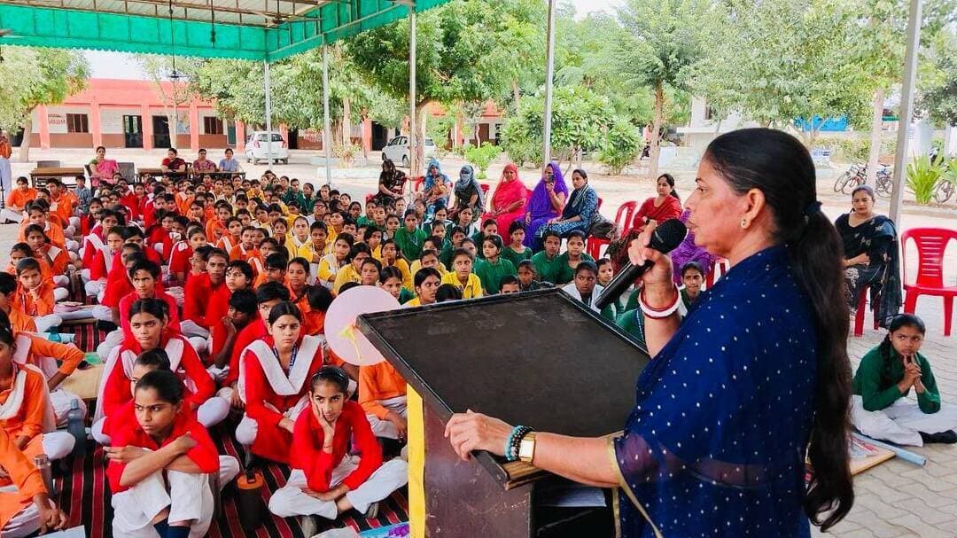 बेटियां हर क्षेत्र में मनवा रही हैं अपनी प्रतिभा का लोहा: मीना परमार
सेवा संकल्प अभियान के तहत देवसर स्थित वीर शहीद सिपाही मानसिंह राजकीय कन्या वरिष्ठ माध्यमिक विद्यालय में आयोजित हुई पेंटिंग प्रतियोगिता
भिवानी, 26 सितंबर। सेवा संकल्प अभियान के तहत गांव देवसर स्थित वीर शहीद सिपाही मान सिंह राजकीय कन्या वरिष्ठ माध्यमिक विद्यालय में पेंटिंग प्रतियोगिता का आयोजन किया गया। कार्यक्रम में राज्य महिला आयोग की उपाध्यक्ष मीना परमार मुख्य अतिथि के रूप में पहुंची। उन्होंने स्कूल परिसर में पौधारोपण कर पर्यावरण संरक्षण का संदेश दिया।
उन्होंने कहा कि बेटियां राष्ट्र का मान होती हैं। विभिन्न क्षेत्रों में अपनी प्रतिभा का लोहा मनवा रही हैं। बेटियों ने देश और प्रदेश का नाम शिखर तक पहुंचाया है। भारत के प्रधानमंत्री श्री नरेन्द्र मोदी ने हरियाणा से बेटी बचाओ बेटी पढ़ाओ की शुरुआत कर महिला अधिकारों को बढ़ावा दिया है। केन्द्र में प्रधानमंत्री श्री नरेंद्र मोदी व प्रदेश में मुख्यमंत्री श्री नायब सिंह सैनी के नेतृत्व में सरकार बेटियों व महिलाओं के कल्याण पर काम कर रही है। उन्होंने छात्राओं को संबोधित करते हुए कहा कि लाडो लक्ष्मी योजना, सुकन्या समृद्धि योजना, लखपति दीदी, आपकी बेटी हमारी बेटी, लाडली सामाजिक सुरक्षा भत्ता, हरियाणा मातृ शक्ति उद्यमिता योजना, मुख्यमंत्री महिला निर्माण श्रमिक सम्मान योजना, कन्यादान योजना, वाहन चालक प्रशिक्षण व ड्रोन दीदी आदि कल्याणकारी योजनाओं के माध्यम से प्रदेश सरकार महिला व बेटियों के हित पर काम कर रही है। उन्होंने कहा कि छात्राओं को किसी भी प्रकार से डरने या घबराने की जरूरत नहीं है। महिला आयोग हमेशा महिलाओं और लड़कियों के साथ खड़ा है। यदि किसी छात्रा के साथ में किसी प्रकार का शोषण या अन्याय होता है तो वे महिला आयोग के पास में शिकायत करें, उनकी शिकायत पर तुरंत प्रभाव से खड़ा संज्ञान लिया जाएगा।
वहीं दूसरी ओर पेंटिंग के माध्यम से छात्राओं ने विकसित भारत के अपने सपनों को रंगों से उकेरा।
इस दौरान देवसर स्कूल प्राचार्या मंजू बाला, मानहेरू स्कूल के प्राचार्य विवेक अधलखा, शिक्षा बोर्ड स्कूल चेयरमैन के ओएसडी समर वीर सिंह, एडवोकेट दीपक तंवर, प्रवक्ता प्रवेश गौतम, धर्मवीर सिंह अजय कुमार, पुजारी कंवरपाल सुदर्शन सिंह अनेक स्टाफ सदस्य मौजूद रहे।