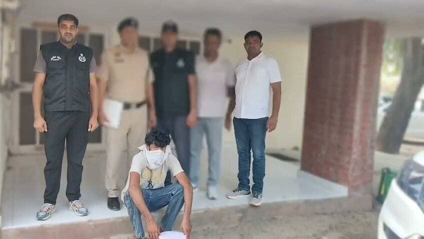 स्पेशल स्टाफ ईशरवाल ने बिना लाइसेंस अवैध हथियार रखने के मामले में एक आरोपी को किया गिरफ्तार
पुलिस टीम ने आरोपी के कब्जे से एक देशी पिस्तौल व दो जिंदा कारतूस किए बरामद
*आरोपी को दो दिन के पुलिस रिमांड पर लिया गया।*
पुलिस अधीक्षक भिवानी श्री मयंक मिश्रा, आईपीएस द्वारा जिला पुलिस को बिना लाइसेंस अवैध हथियार रखने वाले आरोपियों के विरुद्ध अभियान चलाकर ऐसे आरोपियों को गिरफ्तार करने तथा उनके विरुद्ध प्रभावी कानूनी कार्रवाई अमल में लाने के निर्देश दिए गए हैं। इन्हीं निर्देशों के तहत कार्रवाई करते हुए स्पेशल स्टाफ ईशरवाल की टीम ने अवैध हथियार रखने के मामले में एक आरोपी को गिरफ्तार करने में सफलता हासिल की है।
दिनांक 25.092026 को स्पेशल स्टाफ ईशरवाल के मुख्य सिपाही हरि सिंह अपनी पुलिस टीम के साथ गश्त एवं अपराध पड़ताल ड्यूटी पर हांसी चुंगी, तोशाम में मौजूद थे। इसी दौरान पुलिस टीम को विश्वसनीय सूत्रों से सूचना प्राप्त हुई कि एक व्यक्ति तोशाम बाईपास पर हांसी-बवानी खेड़ा रोड पर कहीं जाने के लिए खड़ा हुआ है, जिसके पास बिना लाइसेंस का अवैध हथियार व कारतूस हैं। सूचना की गंभीरता को देखते हुए पुलिस टीम द्वारा बताए गए स्थान पर तुरंत दबिश दी गई। पुलिस टीम ने मौके से एक व्यक्ति को अवैध हथियार व कारतूस सहित गिरफ्तार किया।
*गिरफ्तार आरोपी की पहचान कपिल पुत्र रहमान निवासी रामपुरा, बलियाली जिला भिवानी के रूप में हुई है।*
*पुलिस टीम द्वारा आरोपी के कब्जे से एक देशी पिस्तौल व दो जिंदा कारतूस बरामद किए गए हैं।*
आरोपी कपिल के विरुद्ध शस्त्र अधिनियम के तहत थाना तोशाम में अभियोग दर्ज कर नियमानुसार कानूनी कार्रवाई अमल में लाई गई है। पूछताछ में आरोपी ने बताया कि वह खेती-बाड़ी का कार्य करता है तथा अवैध हथियार अपनी निजी हिफाजत के लिए खरीदकर लाया था।
पुलिस जांच में यह भी सामने आया है कि आरोपी के विरुद्ध पूर्व में लूट एवं लड़ाई-झगड़े से संबंधित अभियोग दर्ज हैं। पुलिस द्वारा आरोपी के आपराधिक रिकॉर्ड तथा अवैध हथियार की खरीद-फरोख्त से जुड़े पहलुओं की जांच की जा रही है।
आरोपी को माननीय न्यायालय में पेश कर दो दिन के पुलिस रिमांड पर हासिल किया गया है। रिमांड अवधि के दौरान आरोपी से अवैध हथियार की खरीद के स्रोत तथा पूर्व के मामलों के संबंध में पूछताछ की जाएगी।
पुलिस प्रवक्ता, भिवानी।।