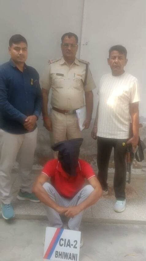 सीआईए स्टाफ-2 भिवानी ने मादक पदार्थ चिट्टा बेचने की फिराक में खड़े आरोपी को किया गिरफ्तार
*पुलिस टीम ने आरोपी के कब्जे से 11.89 ग्राम मादक पदार्थ चिट्टा किया बरामद।*
*आरोपी को एक दिन के पुलिस रिमांड पर लेकर पूछताछ की गई, रिमांड अवधि पूर्ण होने पर न्यायालय के आदेशानुसार भेजा जिला कारागार।*
पुलिस अधीक्षक भिवानी श्री मयंक मिश्रा, आईपीएस द्वारा जिला पुलिस को मादक पदार्थों की तस्करी एवं बिक्री में संलिप्त आरोपियों को गिरफ्तार कर उनके विरुद्ध प्रभावी कानूनी कार्रवाई करने तथा नशे के नेटवर्क पर अंकुश लगाने के निर्देश दिए गए हैं। इन्हीं निर्देशों के तहत कार्रवाई करते हुए सीआईए स्टाफ-2 भिवानी की टीम ने मादक पदार्थ चिट्टा बेचने की फिराक में खड़े एक आरोपी को गिरफ्तार करने में सफलता हासिल की है।
दिनांक 25.09.2026 को सीआईए स्टाफ-2 भिवानी के उप निरीक्षक अजय कुमार अपनी पुलिस टीम के साथ गश्त एवं अपराध पड़ताल ड्यूटी पर देवीलाल चौक, ऑटो मार्केट, भिवानी में मौजूद थे। इसी दौरान पुलिस टीम को विश्वसनीय सूत्रों से सूचना प्राप्त हुई कि एक व्यक्ति लोहारू रोड पर चारा मंडी गेट के सामने मादक पदार्थ चिट्टा बेचने की फिराक में खड़ा है सूचना की गंभीरता को देखते हुए पुलिस टीम द्वारा बताए गए स्थान पर दबिश दी गई और मौके से एक व्यक्ति को मादक पदार्थ सहित गिरफ्तार किया गया।
*गिरफ्तार आरोपी की पहचान शुभम पुत्र जगदेव निवासी शिव कॉलोनी, भिवानी के रूप में हुई।*
*पुलिस टीम द्वारा आरोपी के कब्जे से 11.89 ग्राम मादक पदार्थ चिट्टा बरामद किया गया।*
आरोपी शुभम के विरुद्ध एनडीपीएस एक्ट के तहत थाना शहर भिवानी में अभियोग दर्ज कर नियमानुसार कानूनी कार्रवाई अमल में लाई गई।
पुलिस टीम द्वारा आरोपी को माननीय न्यायालय में पेश कर एक दिन के पुलिस रिमांड पर हासिल किया गया। रिमांड अवधि के दौरान पूछताछ में आरोपी ने बताया कि वह उक्त मादक पदार्थ पालवास निवासी अपने साथी सोनू से लेकर आया था तथा इसे बेचने की फिराक में था। पुलिस द्वारा मामले में मादक पदार्थ के स्रोत एवं नेटवर्क से जुड़े अन्य पहलुओं की जांच की जा रही है।
पुलिस जांच में यह भी सामने आया है कि आरोपी शुभम के विरुद्ध पूर्व में भी एनडीपीएस एक्ट के तहत एक अभियोग दर्ज है। आरोपी वर्तमान में मजदूरी का कार्य करता है।
पुलिस रिमांड अवधि पूर्ण होने के बाद आरोपी शुभम को आज पुनः माननीय न्यायालय में पेश किया गया। माननीय न्यायालय द्वारा आरोपी को जिला कारागार भेजने के आदेश दिए गए।
पुलिस प्रवक्ता, भिवानी।।