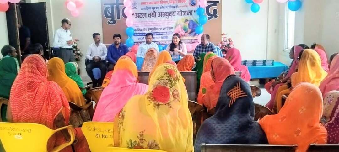 वरिष्ठ नागरिकों के सम्मान और सशक्तीकरण को लेकर जागरूकता कार्यक्रम
बुनियाद केंद्रों पर 57 लाभार्थियों को योजनाओं की दी गई जानकारी, उपहार देकर किया सम्मानित
सीतामढ़ी, 26 सितंबर। समाज कल्याण विभाग, बिहार सरकार के निर्देश के आलोक में अटल वयो अभ्युदय योजना के तहत जिले के विभिन्न बुनियाद केंद्रों पर वरिष्ठ नागरिकों के सम्मान, सशक्तीकरण एवं जागरूकता को लेकर एक दिवसीय कार्यक्रम आयोजित किया गया।
कार्यक्रम के दौरान 57 वरिष्ठ नागरिक लाभार्थियों को अटल वयो अभ्युदय योजना के उद्देश्यों के साथ-साथ उनके अधिकारों, स्वास्थ्य सुविधाओं, आश्रय, भोजन, सामाजिक सुरक्षा एवं सरकार की ओर से संचालित विभिन्न कल्याणकारी योजनाओं की विस्तार से जानकारी दी गई। इस अवसर पर वरिष्ठ नागरिकों को उपहार देकर सम्मानित भी किया गया।
25 सितंबर को आयोजित कार्यक्रम के बाद 26 सितंबर को बुनियाद केंद्र, पुपरी एवं बुनियाद केंद्र, बेलसंड में भी जागरूकता एवं सम्मान कार्यक्रम आयोजित हुए। दोनों केंद्रों पर मौजूद वरिष्ठ नागरिकों को योजना के प्रावधानों और सरकार की कल्याणकारी योजनाओं की जानकारी दी गई तथा लाभार्थियों को उपहार प्रदान कर सम्मानित किया गया।
कार्यक्रम में सहायक निदेशक, जिला दिव्यांगजन सशक्तीकरण कोषांग, सीतामढ़ी, सहायक निदेशक, जिला सामाजिक सुरक्षा कोषांग, सीतामढ़ी, जिला प्रबंधक, बुनियाद केंद्र सहित संबंधित पदाधिकारी एवं कर्मी उपस्थित रहे।
कार्यक्रम के माध्यम से वरिष्ठ नागरिकों को गरिमापूर्ण एवं सम्मानजनक जीवन उपलब्ध कराने, उनके स्वास्थ्य एवं सामाजिक सुरक्षा को मजबूत करने तथा समाज में उनके प्रति सम्मान और संवेदनशीलता की भावना बढ़ाने का संदेश दिया गया। जिला प्रशासन एवं समाज कल्याण विभाग द्वारा पात्र वरिष्ठ नागरिकों तक सरकारी योजनाओं का लाभ पहुंचाने के लिए लगातार प्रयास किए जा रहे हैं।