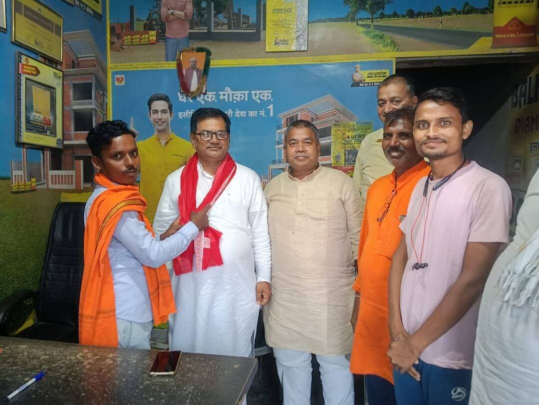 दुर्गा पूजा से पहले चलने लायक होगी राधाउर पंचायत की मुख्य सड़क : विधायक
सोनू कुमार साह ने विधायक नागेंद्र राउत से मुलाकात कर सड़क समेत विभिन्न विकास कार्यों पर की चर्चा
सुरसंड। राधाउर पंचायत के युवा नेता एवं सामाजिक कार्यकर्ता सोनू कुमार साह ने क्षेत्रीय विधायक प्रो. नागेंद्र राउत से मुलाकात कर पंचायत की मुख्य सड़क समेत विभिन्न विकास कार्यों को लेकर चर्चा की। इस दौरान पंचायत की जर्जर मुख्य सड़क की समस्या को प्रमुखता से विधायक के समक्ष रखा गया।
सोनू कुमार साह ने ग्रामीणों की परेशानी से अवगत कराते हुए सड़क की मरम्मत एवं आवागमन योग्य बनाने की मांग की। विधायक प्रो. नागेंद्र राउत ने सड़क की समस्या को गंभीरता से लेते हुए दुर्गा पूजा से पहले सड़क को चलने लायक बनाने का आश्वासन दिया।
मुलाकात के दौरान पंचायत क्षेत्र के अन्य जनहित से जुड़े मुद्दों पर भी चर्चा हुई। मौके पर जदयू प्रखंड अध्यक्ष मृत्युंजय नाथ, विनय झा, पीतांबर प्रेमी एवं श्रावण कुमार सहित अन्य लोग मौजूद रहे।