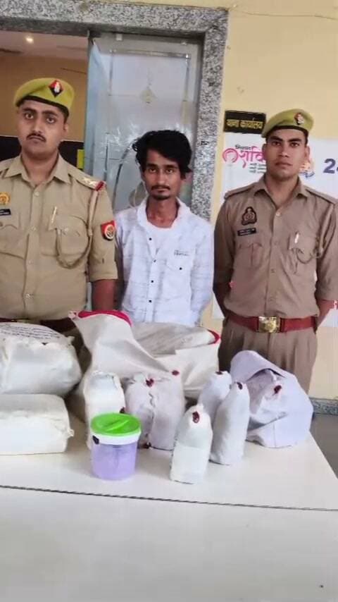 26.50 लाख की स्मैक के साथ आरोपी गिरफ्तार
#बरेली। बारादरी पुलिस और एसओजी की संयुक्त टीम ने मादक पदार्थों की तस्करी के खिलाफ कार्रवाई करते हुए 25 वर्षीय शाहरुख आगाज खान को गिरफ्तार किया है। पुलिस के मुताबिक आरोपी के कब्जे से 265 ग्राम अवैध स्मैक, जिसकी अंतरराष्ट्रीय बाजार में कीमत करीब 26.50 लाख रुपये बताई गई है, बरामद हुई।
पुलिस ने मौके से स्मैक बनाने में इस्तेमाल होने वाले उपकरण और रसायन भी बरामद किए हैं। आरोपी के खिलाफ थाना बारादरी में मु0अ0सं0 1214/2026, धारा 8/21 एनडीपीएस एक्ट के तहत मुकदमा दर्ज किया गया है। पुलिस के अनुसार आरोपी के खिलाफ बदायूं जिले में मारपीट, एनडीपीएस एक्ट और आर्म्स एक्ट के तीन पुराने मुकदमे भी दर्ज हैं। आरोपी को न्यायालय के समक्ष पेश कर रिमांड की कार्रवाई की गई।
#Bareilly #news #live
#Bareilly #police