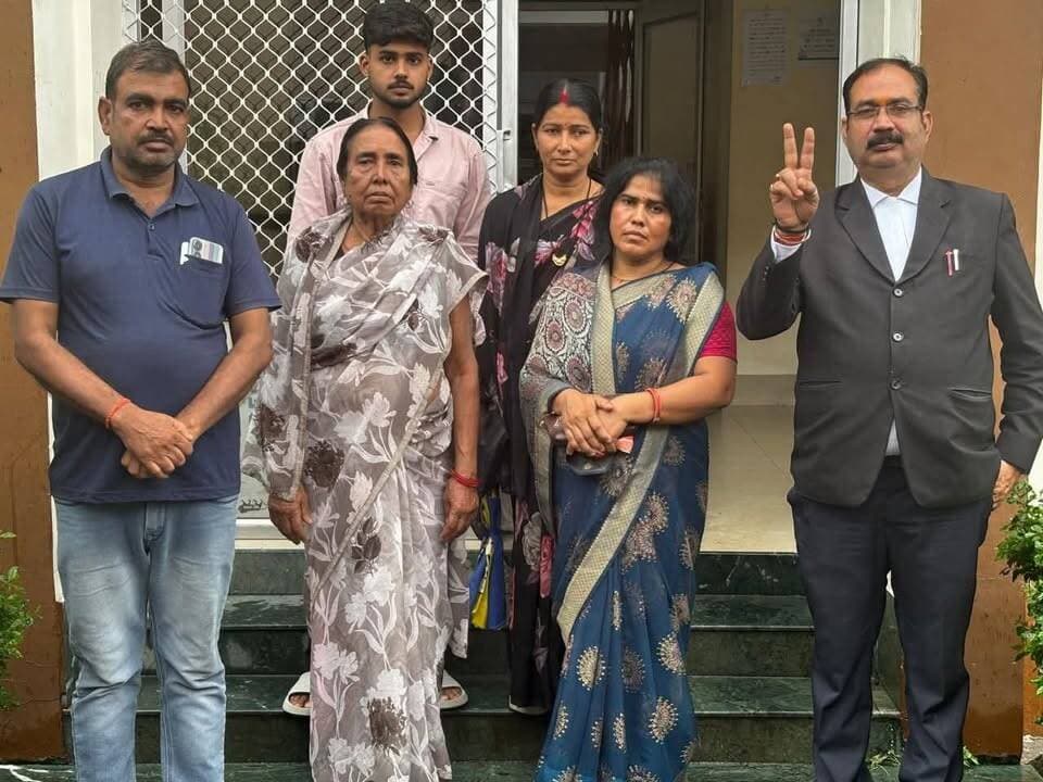 संजय सिंह हत्याकांड में दो सगे भाई समेत तीन दोषी करार, 29 सितंबर को सजा पर सुनवाई
कोडरमा। झुमरी तिलैया के चर्चित संजय सिंह हत्याकांड मामले में कोडरमा व्यवहार न्यायालय के अपर जिला एवं सत्र न्यायाधीश तृतीय (ADJ-3) राकेश चंद्रा की अदालत ने तीन आरोपियों को दोषी करार दिया है। अदालत ने राज कपूर, प्रेम कपूर और सोनू यादव को भारतीय दंड संहिता की धारा 302 के तहत हत्या का दोषी माना है। मामले में सजा के बिंदु पर सुनवाई 29 सितंबर 2026 को होगी।
दोषी करार दिए गए आरोपियों में राज कपूर और प्रेम कपूर दोनों सगे भाई हैं। दोनों के पिता का नाम कैलाश यादव है, जबकि तीसरे दोषी सोनू यादव हैं। तीनों महात्मा गांधी रोड, झुमरी तिलैया, कोडरमा के निवासी बताए गए हैं।
मामले की सूचक संगीता सिंह, पति अमूल सिंह, निवासी महात्मा गांधी रोड, झुमरी तिलैया हैं। सुनवाई के दौरान सरकार की ओर से लोक अभियोजक (P.P.) प्रवीण कुमार सिंह ने पैरवी की। वहीं सूचक पक्ष की ओर से अधिवक्ता अरुण कुमार मिश्रा ने अपना पक्ष रखा। बचाव पक्ष की ओर से अधिवक्ता अनवर हुसैन ने अदालत में बहस की।
अदालत के दोषसिद्धि के बाद अब सभी की नजर 29 सितंबर को होने वाली सजा पर सुनवाई पर है।
