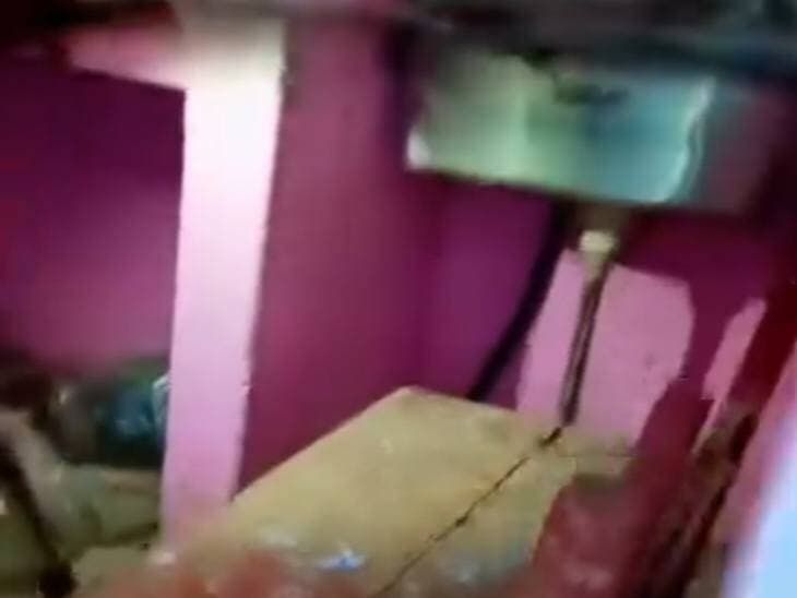 *कैंट बोर्ड की सीओ के किचन में घुसा सांप:* शाहजहांपुर में 2 घंटे की मशक्कत के बाद रेस्क्यू, जंगल में छोड़ा