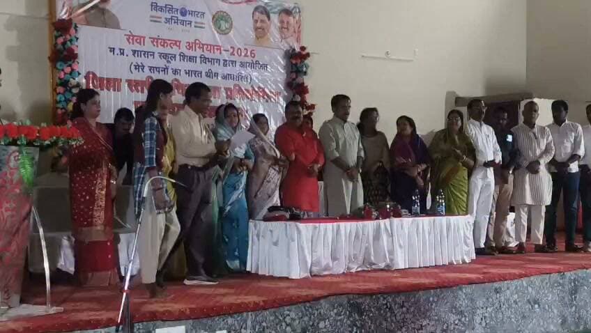*सेवा संकल्प अभियान से जुड़कर देश सेवा का संकल्प लें: पूर्व मंत्री श्री सिंह*
*सांदीपनि विद्यालय पन्ना में जिला स्तरीय चित्रकला एवं प्रदर्शनी कार्यक्रम का आयोजन*
*पन्ना विधायक ने प्रतियोगिता में अव्वल विद्यार्थियों को वितरित किए प्रमाण पत्र, चित्रकला प्रदर्शनी का किया अवलोकन*
-------------------
सेवा संकल्प अभियान में जनसहभागिता से एक माह तक संचालित होने वाली विभिन्न गतिविधियों में आमजन को शामिल होने के साथ विकसित भारत के निर्माण एवं देश सेवा का संकल्प लेना चाहिए। प्रधानमंत्री श्री मोदी के जन्म दिवस पर 17 सितम्बर से आरंभ हुए इस महत्वाकांक्षी अभियान में सेवा भाव के साथ सामूहिक जनसहभागिता से विविध गतिविधियां संचालित हैं। इसी क्रम में प्रतिभावान विद्यार्थियों द्वारा मेरे सपनों का भारत गतिविधि के तहत चित्रकला एवं भाषण प्रतियोगिता में अपने हुनर का प्रदर्शन किया गया। छात्र-छात्राओं का यह प्रयास निश्चित ही सराहनीय है। यह बात पन्ना विधायक एवं पूर्व कैबिनेट मंत्री बृजेन्द्र प्रताप सिंह ने शनिवार को शासकीय सांदीपनि विद्यालय पन्ना के नवनिर्मित भवन में आयोजित जिला स्तरीय चित्रकला प्रतियोगिता एवं प्रदर्शनी कार्यक्रम के शुभारंभ अवसर पर कहीं। कार्यक्रम के मुख्य अतिथि एवं पन्ना विधायक द्वारा फीता काटकर चित्रकला प्रदर्शनी का शुभारंभ किया गया। उन्होंने प्रतियोगिता में उत्कृष्ट प्रदर्शन करने वाले विभिन्न शैक्षणिक संस्थाओं के विद्यार्थियों को प्रमाण पत्र वितरण एवं सम्मानित कर सफल व यशस्वी जीवन की शुभकामनाएं दीं। साथ ही जनप्रतिनिधियों, अधिकारियों, शिक्षकगण और छात्र-छात्राओं के साथ चित्रकला प्रदर्शनी का अवलोकन कर विद्यार्थियांे का उत्साहवर्धन किया एवं मनोबल बढ़ाया। अतिथियों ने बच्चों द्वारा बनाई गई आकर्षक पेंटिंग्स की सराहना कर थीम अनुसार उकेरे गए चित्रों के बारे में उनके विचार भी सुने। चित्रकला प्रतियोगिता के माध्यम से विकसित भारत, स्वच्छता, कचरा प्रसंस्करण, विकास की ओर बढ़ता भारत, सड़क सुरक्षा नियम आदि विषयों पर सार्थक संदेश दिया गया। पन्ना जिले के एक हजार 197 विद्यालयों के विद्यार्थियों द्वारा इस प्रतियोगिता में सीनियर और जूनियर वर्ग में सहभागिता की गई। शाला स्तर के बाद ब्लॉक स्तर पर चयनित 300 विद्यार्थियों का चयन जिला स्तरीय कार्यक्रम के लिए किया गया।
इस अवसर पर पन्ना विधायक ने कहा कि विभिन्न संस्थाओं के विद्यार्थियों ने अपने मन के भाव का चित्र के रूप में प्रकटीकरण किया है। यह व्यवहारिक जीवन की सार्थकता को भी दर्शाता है। नवीन शिक्षा नीति में भी व्यवहारिक शिक्षा पर अधिक जोर दिया गया है। शिक्षकगण भी बच्चों को उनके रूचि के कार्यों में हमेशा सहयोग प्रदान करें। उन्होंने कहा कि शिक्षा आगे बढ़ने का माध्यम है, लेकिन वर्तमान में प्रत्येक क्षेत्र में समान अवसर मौजूद हैं। ग्रामीण क्षेत्र के बच्चों ने भी विभिन्न स्पर्धाओं में अपनी प्रतिभा दिखाई है। पन्ना के बच्चों ने प्रतियोगी परीक्षाओं में भी सफलता हासिल की है। इसलिए प्रत्येक माता-पिता एवं अभिभावकों के लिए भी यह आवश्यक है कि वे बच्चों का टैलेंट पहचानें और उनके रूचि के क्षेत्र में फोकस कर आगे बढ़ने के लिए प्रेरित करें। प्रत्येक बच्चे में कोई न कोई हुनर एवं काबिलियत है। उपस्थित युवा विद्यार्थियों से शिक्षित के साथ जागरूक बनने की अपील भी की गई और देश के विकास के लिए अपने टैलेंट का सदुपयोग कर विकसित भारत के निर्माण में सहभागी बनने का आह्वान किया गया। उन्होंने कहा कि केन्द्र एवं राज्य सरकार द्वारा महिला सशक्तिकरण के साथ प्रत्येक वर्ग के कल्याण के लिए विभिन्न योजनाओं के संचालन के साथ आगे बढ़ने के पर्याप्त अवसर उपलब्ध कराए गए हैं। महिलाएं भी बहुमुखी प्रतिभा की धनी होने के साथ अपना परिवार चला रही हैं। विधायक ने मध्यप्रदेश को लगातार मिले कृषि कर्मण अवार्ड का जिक्र करते हुए कहा कि किसी भी सुधार को सबसे पहले स्वयं के जीवन में उतारना आवश्यक है। छात्र-छात्राएं भी स्वच्छ भारत सहित अन्य गतिविधियों के जरिए लोगों को प्रेरित करें। वास्तव में बच्चों के माध्यम से नागरिक बोध की संभावना अधिक होती है। उन्होंने कहा कि चित्रकला एवं भाषण प्रतियोगिता में सभी बच्चों ने अथक परिश्रम किया है। किसी भी हार से हमें सीखने की प्रेरणा भी लेनी चाहिए।
*युवा देश का भविष्य हैं: जिपं अध्यक्ष*
जिला पंचायत अध्यक्ष मीना राजे ने कहा कि प्रत्येक विद्यार्थियों को जीवन में छोटे-छोटे कार्यों केे लिए अवसर निकालना चाहिए। पौधरोपण, जल संरक्षण व स्वच्छता के क्षेत्र में युवा विद्यार्थी बेहतर कार्य करें। युवा देश का भविष्य हैं। इसलिए राष्ट्रप्रेम की भावना के साथ हमें आगे बढ़ना चाहिए। उन्होने कहा कि बच्चों ने अपने मन के भाव रंगों के माध्यम से उभारे हैं, यह उत्कृष्ट प्रयास सराहनीय है। प्रभारी जिला शिक्षा अधिकारी अजय कुमार गुप्ता द्वारा स्वागत उद्बोधन प्रस्तुत कर कार्यक्रम की रूपरेखा के बारे में अवगत कराया गया। साथ ही सेवा संकल्प अभियान के तहत स्कूल शिक्षा विभाग की गतिविधियों की जानकारी दी गई। भाषण प्रतियोगिता की सीनियर एवं जूनियर वर्ग की प्रतिभागी छात्राओं आयुष रेले एवं राशि अहिरवार ने मंच से उपस्थितजनों के समक्ष क्रमशः मेरे सपनों का भारत एवं विकसित भारत 2047 विषय पर अपने विचार व्यक्त किए। कार्यक्रम में जिलाध्यक्ष बृजेन्द्र मिश्रा, नपाध्यक्ष मीना पाण्डेय, जिपं उपाध्यक्ष संतोष यादव, नपा उपाध्यक्ष आशा गुप्ता, कलेक्टर ऊषा परमार, जिपं सीईओ उमराव सिंह मरावी, डीपीसी किरण कौशिक, विद्यालय प्राचार्य जयकरण पटेल, जिला क्रीड़ा अधिकारी राजेश मिश्रा, पूनम यादव, शशि परमार, कैलाश गुप्ता, शक्ति शर्मा सहित अन्य जनप्रतिनिधि एवं अधिकारी-कर्मचारी व शिक्षकगण तथा बड़ी संख्या में छात्र-छात्राएं उपस्थित रहे।