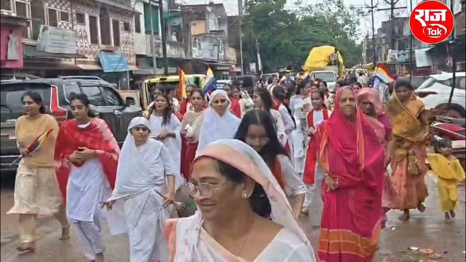 देवेन्द्रनगर में दशलक्षण महापर्व के समापन अवसर पर आर्यिका संघ के सानिध्य में दिगम्बर जैन मन्दिर से निकली भगवान जिनेन्द्र प्रभू की शोभायात्रा
24 पालकी में सवार होकर निकले 24 तीर्थंकर
अभिषेक पूजन के लिये उमड़ी श्रद्धालुओं की भीड़
पर्व के पूरे होने के वाद क्षमावाणी कार्यक्रम हुआ आयोजित।