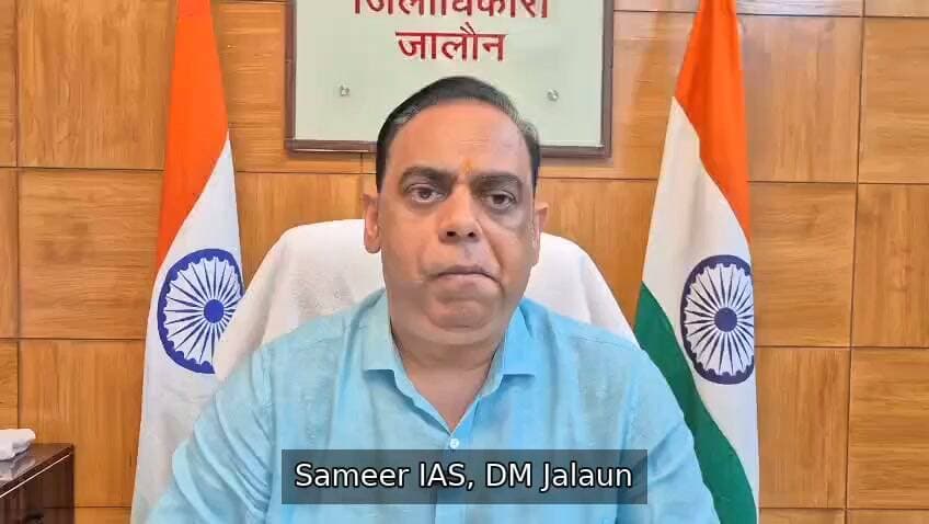जालौन में तेज बारिश और वज्रपात का अलर्ट, डीएम समीर ने जारी की एडवाइजरी
उरई। जालौन में मौसम एक बार फिर करवट ले रहा है। भारत मौसम विज्ञान विभाग ने 25 से 27 सितंबर के बीच जिले में गर्जना, बिजली चमकने के साथ भारी बारिश की संभावना जताई है। मौसम विभाग के अलर्ट के बाद जिला प्रशासन ने भी सतर्कता बढ़ा दी है।
इस मानसूनी सीजन में अब तक जनपद में 805 मिलीमीटर से अधिक बारिश दर्ज की जा चुकी है, जबकि बीते दो दिनों में ही 85.2 मिलीमीटर बारिश रिकॉर्ड हुई है। लगातार बारिश के कारण कई स्थानों पर जलभराव की स्थिति को देखते हुए जिलाधिकारी समीर ने लोगों से मौसम खराब होने पर अनावश्यक जोखिम न लेने की अपील की है।
वज्रपात के दौरान बरतें सावधानी
जिलाधिकारी ने लोगों को सलाह दी है कि बारिश और बिजली कड़कने के दौरान खुले स्थानों, ऊंचे पेड़ों, बिजली के खंभों और टावरों के नीचे खड़े न हों। सुरक्षित पक्के भवनों में रहना अधिक सुरक्षित है। निचले इलाकों, उफनते नालों, नदियों, नहरों और जलभराव वाले रास्तों से भी दूरी बनाए रखने को कहा गया है।
किसानों के लिए भी विशेष एडवाइजरी जारी की गई है। मौसम खराब होने पर खेतों में काम रोककर सुरक्षित स्थान पर जाने तथा मवेशियों को पेड़ों के नीचे न बांधने की सलाह दी गई है।
वाहन चालकों को भी सतर्क रहने की सलाह
प्रशासन ने वाहन चालकों से बारिश के दौरान नियंत्रित गति से वाहन चलाने और तेज बहाव वाले पानी में वाहन न उतारने की अपील की है। साथ ही टूटे या गिरे बिजली के तारों से दूर रहने, बच्चों और बुजुर्गों का विशेष ध्यान रखने तथा किसी भी तरह की अफवाह पर विश्वास न करने को कहा गया है।
आपात स्थिति के लिए कंट्रोल रूम सक्रिय
जिलाधिकारी ने सभी संबंधित विभागों को अलर्ट मोड पर रहने और किसी भी आपात स्थिति में तत्काल राहत एवं बचाव कार्य शुरू करने के निर्देश दिए हैं।
जिला प्रशासन ने आपदा या आपात स्थिति में सहायता के लिए 24 घंटे हेल्पलाइन नंबर सक्रिय रखे हैं:
जिला कंट्रोल रूम: 05162-255518
टोल-फ्री हेल्पलाइन: 1077
पुलिस: 112
एम्बुलेंस: 102/108
प्रशासन ने नागरिकों से अपील की है कि मौसम खराब होने की स्थिति में सावधानी बरतें और जरूरी होने पर ही घर से बाहर निकलें।