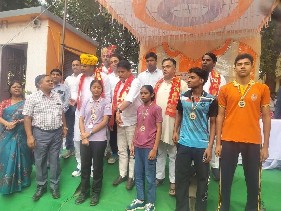 #भरतपुर। बयाना के पीएम श्री राजकीय उच्च माध्यमिक स्कूल में आयोजित 70वीं जिला स्तरीय खेलकूद प्रतियोगिता शनिवार को संपन्न हो गई। प्रतियोगिता में 17 और 19 वर्ष आयु वर्ग के छात्र-छात्राओं ने बैडमिंटन व कराटे स्पर्धाओं में अपना दमखम दिखाया। पूर्व विधायक बच्चूसिंह बंशीवाल के मुख्य आतिथ्य और संयोजक प्रधानाचार्य यादगणेश की अध्यक्षता में आयोजित समापन समारोह में अतिथियों ने विजेता और उपविजेता खिलाड़ियों को शील्ड, मेडल और ट्रॉफी प्रदान कर पुरस्कृत किया। बैडमिंटन स्पर्धा के 19 वर्ष छात्र वर्ग में राजकीय उच्च माध्यमिक स्कूल अखैगढ़ तथा 17 वर्ष छात्र वर्ग में श्री गुरु हरिकिशन सीनियर सेकेंडरी स्कूल भरतपुर विजेता रहे। छात्रा वर्ग के 19 वर्ष में डीएवी पब्लिक स्कूल भरतपुर और 17 वर्ष में अग्रसेन पब्लिक स्कूल भरतपुर ने पहला स्थान हासिल किया। वहीं कराटे स्पर्धा के 17 वर्ष आयु वर्ग में गोविंद (35 किग्रा), कृष्ण कुमार (40 किग्रा), पिंटू कुमार (45 किग्रा), आदित्य सिंह (54 किग्रा), मेघश्याम (62 किग्रा) और कृष्णा (74 किग्रा) ने प्रथम स्थान प्राप्त किया। 19 वर्ष आयु वर्ग में शिवम (45 किग्रा), खेमेश्वर प्रजापति (50 किग्रा), अल्फाज (54 किग्रा) तथा प्रिंस (62 किग्रा) अपने-अपने भार वर्ग में विजेता बने। समारोह में एसीबीईओ प्रवीण गुप्ता, वीरेंद्र बुढ़वार, दीवान शेरगढ़, रोनू उपाध्याय, अर्जुन दमदमा, सत्यप्रकाश गुर्जर और बलराम कांवर बतौर विशिष्ट अतिथि मौजूद रहे। कार्यक्रम का संचालन मनमोहन तिवारी और धर्मेंद्र सिंह ने किया।
