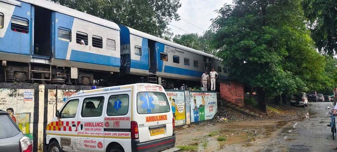 *पटना-गया रेलखंड पर हादसा टला, पैसेंजर ट्रेन के ओवरहेड में फंसी पेड़ की टहनी, घंटे भर बाधित रहा परिचालन*
मसौढी* पटना गया रेलखंड पर शनिवार दोपहर एक बड़ा हादसा टल गया। पुनपुन घाट रेलवे स्टेशन के पास पैसेंजर ट्रेन के ओवरहेड तार में पेड़ की टहनी फंसने से करीब कई घंटों तक रेल परिचालन बाधित रहा। घटना दोपहर करीब 2.54 बजे की है। ट्रेन संख्या 63391 इसलामपुर पटना मेमू जो इसलामपुर से जटडुमरी होते हुए पटना की ओर जा रही थी। डाउन लाइन पर पुनपुन घाट के पास अचानक एक पेड़ की टहनी टूटकर ओवरहेड तार पर गिर गई और इंजन में फंस गई, जिससे ट्रेन वहीं रुक गई। स्थानीय लोगों ने बताया कि बीती रात आई तेज आंधी-पानी के कारण पेड़ की डाल पहले से ही झुकी हुई थी। ट्रेन के गुजरने के दौरान वह टहनी ओवरहेड में फंस गई। सूचना मिलते ही पुनपुन जीआरपी, आरपीएफ और रेलवे की टेक्निकल टीम मौके पर पहुंची और काफी मशक्कत के बाद टहनी को हटाया। इस दौरान डाउन लाइन पर परिचालन बाधित रहा। कई ट्रेनें विभिन्न स्टेशनों पर खड़ी रहीं।लगभग घंटो बाद ओवरहेड को दुरुस्त कर परिचालन सामान्य किया गया। जीआरपी तरेगना रेल थाना अध्यक्ष सोनू कुमार ने बताया कि एक पैसेंजर ट्रेन के इंजन के ऊपर पेड़ की टहनी गिर गई थी इस वजह से ट्रेन का परीचालन बाधित रहा है। टेक्नीशियन टीम आने के बाद इसे दुरुस्त करने मे जुटे रहे। ट्रेन का परिचालन बाधित रहने से यात्रियों के बीच घंटों फजीहत झेलनी पड़ी, यात्री परेशान रहे, वहीं पटना दनियावां रेलखंड में भी यात्रियों को काफी परेशानियों का सामना करना पड़ा।
