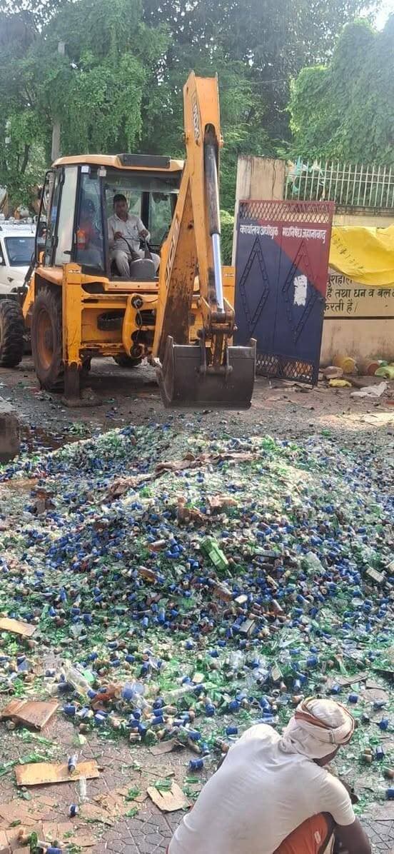 9,169 लीटर से अधिक जब्त शराब का किया गया विनष्टीकरण
जहानाबाद : अवैध शराब के खिलाफ जिला प्रशासन की कार्रवाई लगातार जारी है। जिला पदाधिकारी छिरिङ वाई भूटिया के आदेश पर शनिवार को मद्य निषेध विभाग और जिले के विभिन्न थानों द्वारा जब्त 9,169.740 लीटर देशी और विदेशी शराब का नियमानुसार विनष्टीकरण किया गया।
मद्य निषेध कार्यालय परिसर में अनुमंडल पदाधिकारी, अनुमंडल कल्याण पदाधिकारी एवं अधीक्षक, मद्य निषेध के पर्यवेक्षण में शराब विनष्टीकरण की कार्रवाई पूरी की गई। इस दौरान मद्य निषेध विभाग के अवर निरीक्षक भी मौजूद रहे।
विभागीय जानकारी के अनुसार, उत्पाद विभाग द्वारा जब्त 7,238.110 लीटर तथा पुलिस विभाग द्वारा जब्त 1,931.630 लीटर देशी-विदेशी शराब को निर्धारित प्रक्रिया के तहत नष्ट किया गया।
जिला प्रशासन की ओर से बताया गया कि अवैध शराब के निर्माण, भंडारण, परिवहन और बिक्री के खिलाफ लगातार अभियान चलाया जा रहा है। मद्य निषेध कानून का प्रभावी अनुपालन सुनिश्चित करने के लिए संबंधित विभागों को नियमित कार्रवाई करने का निर्देश दिया गया है।
