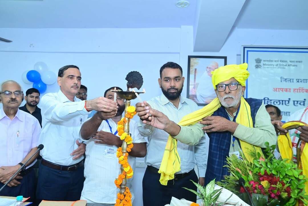 प्रेस विज्ञप्ति
आज दिनांक 26.09.2026 को श्री सौरभ सुमन यादव, भा०प्र०से०, जिला पदाधिकारी, पूर्वी चम्पारण, मोतिहारी की अध्यक्षता में जनजातीय कार्य मंत्रालय, भारत सरकार के तत्वाधान में महिलाएँ एवं बच्चे विषय पर आयोजित सेमिनार का दीप प्रज्जवलित कर उद्घाटन किया गया। उद्घाटन के पश्चात् सेमिनार में उपस्थित पदाधिकारीगण एवं विद्धान / विख्याता का स्वागत करते हुए महिलाएं एवं बच्चे विषय पर के विभिन्न बिन्दुओं यथाः स्वास्थ्य, शिक्षा, पोषण, नेतृत्व एवं संरक्षण पर मुख्य परिचर्चा सत्र का शुभारंभ किया गया। इस क्रम में जिलाधिकारी, पूर्वी चम्पारण, मोतिहारी के द्वारा स्वास्थ्य, शिक्षा, पोषण, नेतृत्व एवं संरक्षण के महत्वपूर्ण बिन्दुओं से अवगत किया गया। इस क्रम में डॉ० सुरूचि स्मृति, स्त्री रोग विशेषज्ञ, सदर अस्पताल, मोतिहारी के द्वारा स्वास्थ्य के विषय में विस्तृत रूप से चर्चा करते हुये उपस्थित जनजातिय महिलाएं एवं बच्चे को स्वस्थ्य के बारे में बताया गया, साथ ही विभिन्न बीमारी के लक्षण यथाः सिकल सेल एनीमिया आदि अनुवांशिक बीमारी के उपचार एवं रोकथाम के बारे में बताया गया। उनके द्वारा यह भी बताया गया कि किस प्रकार हम बीमारियों के बारे में जागरूक हो कर स्वस्थ्य जीवन की ओर अग्रेसर हो सकते है। सरकार के द्वारा विभिन्न योजनाओं के बारे में चर्चा कर उपस्थित सभी जनजातीय समुदायों को अवगत किया गया। इस क्रम में डॉ० अमृतांशु कुमार, के द्वारा बच्चे के स्वास्थ्य पर चर्चा करते हुये बताया गया कि कैसे प्रसव को सुलभ बनाया जा सकता है। पूर्व में गर्भवती महिलाएं को मडुआ और कोदो दी जाती थी, जो कैल्सियम एवं आयरन की पूर्ति करती थी, जिससे बहुत सारे बीमारियों से बचाव हो जाता था। तत्पश्चात् डॉ० मनीषा रानी, महात्मा गाँधी केन्द्रीय विश्व विद्यालय, मोतिहारी के द्वारा सर्वप्रथम शिक्षा के विषय पर चर्चा की गई तथा शिक्षा के महत्वों से अवगत की गई कि किस प्रकार हम शिक्षा को अपने रोजमर्रा के जीवन में उपयोग कर सकते है तथा सरकार के विभिन्न योजनाओं के बारे में जानकारी प्राप्त कर उससे लभान्वित हो सकते है। शिक्षा ग्रहण कर लेने मात्र से उत्थान नहीं होगा जबतक कि हम अपने जीवन में शिक्षा के उद्देश्य को आत्मसात न कर लें। सरकार के विभिन्न ऐसे योजनाएं है, जिससे बहुत सारे लोग अवगत ही नहीं हो पाते है, जिसके कारण सरकार के विभिन्न योजनाएं यथाः आभा कार्ड, आयुष्मान कार्ड, स्कॉलरशीप आदि से आमजन को शत-प्रतिशत आच्छादित करने में कठिनाई होती है। उक्त के संबंध में व्यापक प्रचार-प्रसार हेतु सुझाव दिया गया।
डॉ० श्री श्याम नन्दन, महात्मा गाँधी केन्द्रीय विश्व विद्यालय, मोतिहारी के द्वारा सेमिनार में शिक्षा के विषय पर चर्चा करते हुये बताया गया कि शिक्षा ही एकमात्र साधन है, जिससे विभिन्न समस्याओं के निदान किया जा सका है। बहुत सारे योजनाएं जो वर्त्तमान में संचालित है से आमजन को जानकारी के अभाव के कारण समाज के अंतिम पायदान पर खड़े व्यक्तियों को लभान्वित नहीं किया जा सका है। जनजातियों में ऐसे कई व्यक्ति है जिन्हे आज भी समाज के मुख्यधारा से नहीं जोड़ा जा सका है, उनके द्वारा बताया गया कि हमे अपने संस्कृति का संरक्षण करते हुये गाँव से जुड़ कर सरकार के विभिन्न योजनाओं से लभान्वित हो कर सर्वांगीण विकास करने की आवश्यकता है। साथ ही सुझाव दी गई कि महिलाओं एवं पुरुषों को प्रौढ़ शिक्षा की व्यवस्था की जाय, ताकि आगामी पीढ़ी को शिक्षा के महत्व से अवगत कराया जा सकें।
प्रो० मंजरी वर्मा, सेवानिवृत अध्यक्ष, राजनीति विज्ञान विभाग एवं एल०एस० कॉलेज, मुजफ्फरपुर के द्वारा शिक्षा, स्वास्थ्य, पोषण, नेतृत्य एवं संरक्षण के बिन्दुओं को क्षेत्रिय भाषा में बहुत ही सरलतापूर्वक विस्तृत रूप से बताया गया तथा समाज में कैसे बेहतर ढंग से जीवनयापन की
जाय, इस सन्दर्भ में बताया गया। बाल विवाह, अशिक्षा, कुपोषण, गंभीर बीमारियों जैसे विभिन्न समस्याएं / कुरीति को कैसे दूर किया जा सकता है, इस सन्दर्भ में विस्तृत रूप से सुझाव एवं रोकथाम के उपाय बताया गया।
प्रो० रविन्द्र कुमार वर्मा रवि, सेवानिवृत कुलपति, बाबा साहेब भीमराव अम्बेडकर विश्वविद्यालय, बिहार के द्वारा बताया गया कि इस सेमिनार का मुख्य उद्देश्य यह है कि किस प्रकार जनजातियों के उत्थान के लिए कदम उठाया जाय, जिससे कि समाज के वंचित व्यक्तियों को शत-प्रतिशत आच्छादित किया जा सकें, इसके बेहतर परिणाम हेतु नुक्कड़ नाटक, विज्ञापन आदि के माध्यम से उपलब्धि पायी जा सकती है। साथ ही प्रशासन एवं जनजातीय समुदाय के बीच आपसी समन्वय से बेहतर परिणाम प्राप्त किया जा सकता है।
तत्पश्चात् संवाद सत्र में जनजातीय समुदाय के समस्याओं से अवगत होकर उसके निदान हेतु श्री संतोष कुमार पाण्डेय, जिला कल्याण पदाधिकारी, पूर्वी चम्पारण, मोतिहारी के द्वारा सुझाव दी गई तदोपरान्त फीड बैंक प्राप्त कर कार्यक्रम को धन्यवाद ज्ञापन के साथ समाप्त की गई। सेमिनार में श्री दिनेश कुमार गोंड, जिलाध्यक्ष, अखिल भारतीय गोंड आदिवासी संघ, पूर्वी चम्पारण, श्री राजेश खरवार, प्रदेश अध्यक्ष युवा खरवार, महासंघ बिहार, जिला परियोजना प्रबंधक, जीविका, मोतिहारी, श्री ब्रजेश कुशवाहा, प्रखण्ड कल्याण पदाधिकारी, रक्सौल, श्री रंजीत कुमार, प्रखण्ड कल्याण पदाधिकारी, सुगौली, श्री राकेश कुमार, प्रखण्ड कल्याण पदाधिकारी, मधुबन श्री गुफरान आलम, प्रखण्ड कल्याण पदाधिकारी, पकड़ीदयाल, श्री जितेन्द्र कुमार, प्रखण्ड कल्याण पदाधिकारी, सदर मोतिहारी, श्री आनन्द मोहन बिहारी, प्रखण्ड कल्याण पदाधिकारी, कोटवा एवं जनजातीय समुदाय के महिला एवं पुरूष तथा विकास मित्र उपस्थित थे।
Information & Public Relations Department, Government of Bihar Social Welfare Department, Government of Bihar