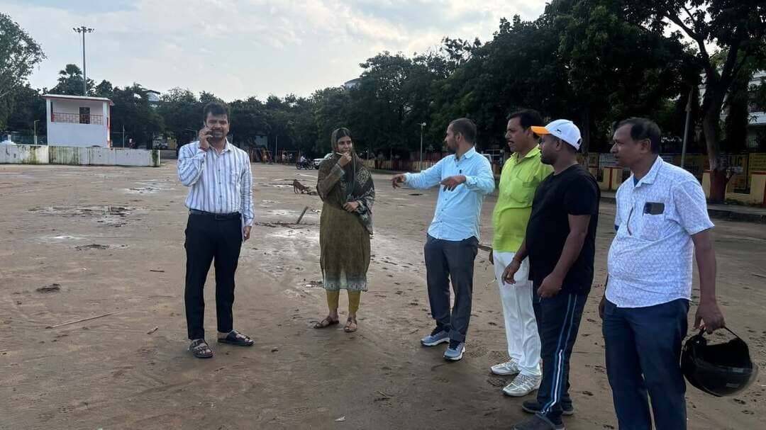 जिला स्तरीय विद्यालय खेल प्रतियोगिता 30 सितंबर से, 28 तक पंजीयन
जहानाबाद : जिला स्तरीय विद्यालय खेल प्रतियोगिता 2026-27 का आयोजन 30 सितंबर से तीन अक्टूबर तक किया जाएगा। जिला पदाधिकारी छिरिङ वाई भूटिया के निर्देश पर आयोजित प्रतियोगिता में जिले के विद्यालयों के अंडर-14, अंडर-17 और अंडर-19 आयु वर्ग के बालक-बालिकाएं विभिन्न खेलों में प्रतिभा का प्रदर्शन करेंगे।
प्रतियोगिता में शामिल होने वाले खिलाड़ियों के पंजीयन की अंतिम तिथि 28 सितंबर की शाम पांच बजे तक निर्धारित की गई है। संबंधित विद्यालयों को निर्धारित समय-सीमा के भीतर पात्र खिलाड़ियों का पंजीयन कराने का निर्देश दिया गया है।
चार दिवसीय प्रतियोगिता में एथलेटिक्स, कबड्डी, खो-खो, वॉलीबॉल, योग, शतरंज, क्रिकेट, फुटबॉल, बैडमिंटन, टेबल टेनिस, भारोत्तोलन, ताइक्वांडो, कुश्ती और साइकिलिंग समेत विभिन्न खेल विधाओं का आयोजन होगा।
जिला प्रशासन और शिक्षा विभाग की ओर से विद्यालयों को खिलाड़ियों के पंजीयन के साथ खेल पोशाक और आवश्यक दस्तावेजों की व्यवस्था सुनिश्चित करने को कहा गया है। प्रतियोगिता स्थलों पर खेल मैदान की तैयारी, साफ-सफाई, पेयजल सहित अन्य आवश्यक सुविधाएं उपलब्ध कराने की तैयारी भी की जा रही है।
प्रतियोगिता के माध्यम से जिले के प्रतिभावान छात्र-छात्राओं को अपनी खेल प्रतिभा प्रदर्शित करने का अवसर मिलेगा। साथ ही विद्यार्थियों में खेल के प्रति रुचि, अनुशासन और टीम भावना विकसित करने पर भी जोर दिया जाएगा।