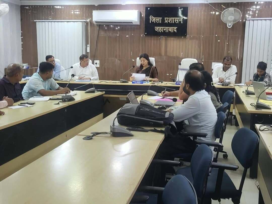 अतिरिक्त वर्ग कक्षों के निर्माण और भूमिहीन विद्यालयों को जमीन उपलब्ध कराने पर जोर
शिक्षा विभाग की समीक्षा बैठक में अतिरिक्त वर्ग कक्ष और भूमिहीन विद्यालयों पर जोर
जहानाबाद : शिक्षा विभाग की समीक्षा बैठक में शनिवार को विद्यालयों की आधारभूत सुविधाओं, प्रधानमंत्री पोषण योजना और शिक्षकों के स्थानांतरण की स्थिति की समीक्षा की गई। जिला पदाधिकारी छिरिङ वाई भूटिया की अध्यक्षता में हुई बैठक में अतिरिक्त वर्ग कक्षों के निर्माण, भूमिहीन विद्यालयों को भूमि उपलब्ध कराने और बच्चों को गुणवत्तापूर्ण मध्याह्न भोजन सुनिश्चित कराने पर विशेष जोर दिया गया।
बैठक में बताया गया कि जिले के विद्यालयों से 770 अतिरिक्त वर्ग कक्षों के निर्माण की मांग प्राप्त हुई है। इनमें 298 वर्ग कक्षों के निर्माण के लिए भूमि उपलब्ध है। जिला पदाधिकारी ने अरिस्टो फार्मास्युटिकल्स के सीएसआर प्रमुख से वार्ता कर इन वर्ग कक्षों का निर्माण सीएसआर निधि से कराने की संभावना पर विचार-विमर्श किया।
जिले में 49 विद्यालय भूमिहीन हैं। इनमें 23 विद्यालयों के लिए भूमि चिह्नित की जा चुकी है। जिला पदाधिकारी ने अपर समाहर्ता को आवश्यक अनापत्ति, सीमांकन और अंतर-विभागीय भूमि हस्तांतरण की कार्रवाई कराने का निर्देश दिया। संबंधित राजस्व एवं शिक्षा पदाधिकारियों को अगले चार दिनों में कम से कम 20 और विद्यालयों के लिए भूमि चिह्नित कर सीमांकन की प्रक्रिया पूरी करने तथा भवन निर्माण की स्वीकृति के लिए विभाग को प्रस्ताव भेजने को कहा गया।
मध्याह्न भोजन की गुणवत्ता पर रहेगी नजर
प्रधानमंत्री पोषण योजना की समीक्षा के दौरान जिला पदाधिकारी ने संबंधित पदाधिकारियों को विद्यालयों का औचक निरीक्षण करने का निर्देश दिया। उन्होंने कहा कि निरीक्षण के दौरान अधिकारी स्वयं मध्याह्न भोजन चखकर उसकी गुणवत्ता की जांच करें। बच्चों के स्वास्थ्य और पोषण से किसी प्रकार का समझौता नहीं किया जाएगा। विद्यालयों में बच्चों को गुणवत्तापूर्ण एवं पौष्टिक भोजन उपलब्ध कराना सुनिश्चित करने का निर्देश दिया गया।
455 शिक्षकों के स्थानांतरण आवेदनों की समीक्षा
शिक्षकों के स्थानांतरण की समीक्षा के दौरान प्राथमिकता के आधार पर 409 और आपसी सहमति के आधार पर 46 शिक्षकों की प्राप्त सूची पर चर्चा की गई। जिला पदाधिकारी ने आवेदनों की समीक्षा कर स्थानांतरण सूची को शीघ्र अंतिम रूप देने और प्रकाशित करने का निर्देश संबंधित पदाधिकारियों को दिया।
