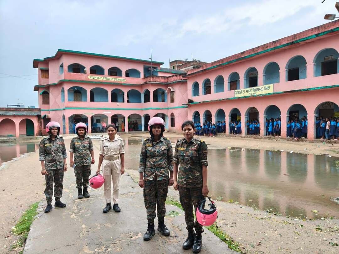 स्कूल-बाजार में ‘पुलिस दीदी’ की टीम कर रही पेट्रोलिंग
जहानाबाद : महिलाओं एवं बच्चियों की सुरक्षा को लेकर पुलिस की ओर से विशेष निगरानी अभियान चलाया जा रहा है। पुलिस अधीक्षक के निर्देश पर ‘पुलिस दीदी’ की टीम बाइक एवं स्कूटी से जिले के विभिन्न क्षेत्रों में सघन पेट्रोलिंग कर रही है। टीम द्वारा स्कूल, बाजार और अन्य संवेदनशील स्थानों पर विशेष नजर रखी जा रही है।
पेट्रोलिंग के दौरान छात्राओं और बच्चों से संवाद कर उन्हें सुरक्षा एवं जागरूकता के प्रति प्रेरित किया जा रहा है। टीम महिलाओं और बच्चियों से उनकी सुरक्षा से जुड़ी समस्याओं की जानकारी भी ले रही है। पुलिस की इस पहल का उद्देश्य सार्वजनिक स्थलों पर महिलाओं एवं छात्राओं के बीच सुरक्षा का भरोसा कायम करना तथा किसी भी तरह की अप्रिय घटना की आशंका को कम करना है।
पुलिस अधिकारियों के अनुसार संवेदनशील क्षेत्रों में नियमित गश्ती के साथ-साथ छात्राओं और महिलाओं को सुरक्षा संबंधी जरूरी जानकारी दी जा रही है। ‘पुलिस दीदी’ की टीम को ऐसे स्थानों पर विशेष रूप से सक्रिय रहने का निर्देश दिया गया है, जहां छात्राओं और महिलाओं की आवाजाही अधिक रहती है।