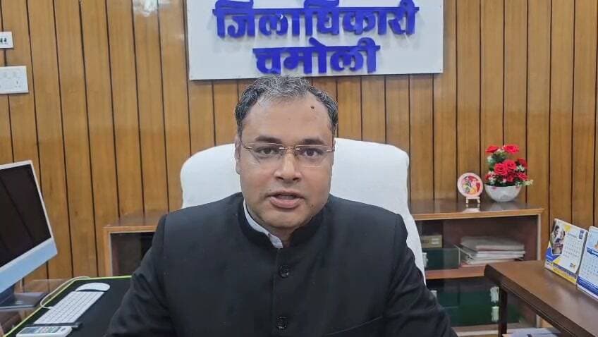 चमोली,
धार्मिक एवं सांस्कृतिक स्थलों की मर्यादा बनाए रखने को प्रशासन ने जारी किए आदेश
बद्रीनाथ धाम सहित धार्मिक स्थलों की मर्यादा बनाए रखने के लिए प्रशासन सख्त
श्री बद्रीनाथ धाम सहित जनपद चमोली के सभी धार्मिक एवं सांस्कृतिक स्थलों की धार्मिक एवं सांस्कृतिक गरिमा बनाए रखने के लिए जिला प्रशासन ने महत्वपूर्ण आदेश जारी किए हैं। जिला मजिस्ट्रेट गौरव कुमार ने धार्मिक स्थलों के आसपास उच्च आवृत्ति वाले साउंड सिस्टम का प्रयोग कर धार्मिक स्थलों की गरिमा को ठेस पहुंचाने वाले कार्यक्रमों को तत्काल प्रभाव से प्रतिबंधित किया है।
आदेश के अनुसार धार्मिक एवं सांस्कृतिक स्थलों के आसपास किसी भी प्रकार का कार्यक्रम आयोजित करने से पूर्व स्थानीय प्रशासन से विधिवत पूर्वानुमति प्राप्त करना अनिवार्य होगा। संबंधित उप जिलाधिकारी/उप जिला मजिस्ट्रेट कार्यक्रम की अनुमति देने से पूर्व सभी पहलुओं का गंभीरता से परीक्षण करते हुए स्वयं अनुमति जारी करेंगे। किसी अन्य विभाग अथवा अधिकारी को अनुमति प्रदान करने के लिए नामित नहीं किया जाएगा।
जिला मजिस्ट्रेट ने संबंधित अधिकारियों को आदेशों का कड़ाई से अनुपालन सुनिश्चित करने के निर्देश दिए हैं। आदेशों की अवहेलना करने वाले आयोजक मंडल/आयोजन समिति के विरुद्ध नियमानुसार विधिसम्मत कार्रवाई सुनिश्चित की जाएगी।