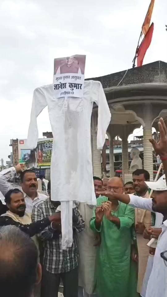 “मधेपुरा में राजद का हल्लाबोल! कॉलेज चौक पर CEC ज्ञानेश कुमार का पुतला दहन, जमकर नारेबाजी”
#Newskosisanchar11 #deshhitsamachar11 #reelsviralシ #ᴛʀᴇɴᴅɪɴɢᴘᴏsᴛ #OldYamunaBridgeAllahabad #samartchoudri #GauGhatKaPul #dabradigital #OldYamunaBridgePrayagraj #उरदहा