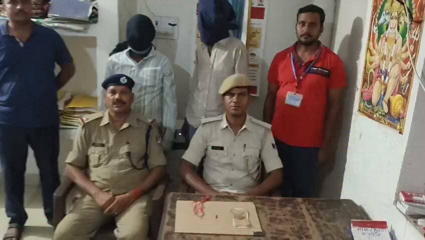 ऑपरेशन यात्री सुरक्षा के तहत यात्री के गले से लॉकेट काटने वाले दो अभियुक्त गिरफ्तार, ब्लेड, लॉकेट एवं ₹560/- नकद बरामद
आरा। ऑपरेशन यात्री सुरक्षा के तहत यात्रियों की सुरक्षा एवं रेल परिसर में आपराधिक गतिविधियों की रोकथाम के उद्देश्य से आरपीएफ आरा के निरीक्षक प्रभारी दीपक कुमार एवं राजकीय रेलवे पुलिस आरा के थानाध्यक्ष नीतीश कुमार के नेतृत्व में आरपीएफ एवं जीआरपी द्वारा संयुक्त रूप से निगरानी एवं चेकिंग अभियान चलाया जा रहा है।
अभियान के क्रम में आरा रेलवे स्टेशन के प्लेटफॉर्म संख्या 02/03 के पूर्वी FOB के नीचे दो व्यक्तियों को संदिग्ध अवस्था में पाया गया। पूछताछ के दौरान उनके द्वारा स्टेशन पर आने का कोई संतोषजनक कारण नहीं बताया गया। संदेह के आधार पर पूछताछ एवं तलाशी की कार्रवाई की गई।
दोनों की पहचान निम्न रूप में हुई—
1. गोलू डोम उर्फ नेपाली
निवासी–नागरिक परिसरणी के निकट, मुशहर टोली, पूर्वी रमना रोड, वार्ड नं. 10, थाना–नगर आरा, जिला–भोजपुर।
2. अजय डोम
निवासी–नागरिक परिसरणी के निकट, मुशहर टोली, पूर्वी रमना रोड, वार्ड नं. 10, थाना–नगर आरा, जिला–भोजपुर।
तलाशी के दौरान गोलू डोम उर्फ नेपाली के पहने हुए फूल शर्ट की ऊपरी बायीं जेब से एक अदद ब्लेड का टुकड़ा बरामद हुआ। वहीं अजय डोम के पास से लाल रंग के धागे में पिरोया हुआ सुनहरे रंग का सोने जैसा प्रतीत होने वाला लॉकेट, जिसमें दुर्गा की प्रतिमा अंकित थी, तथा ₹560/- नकद बरामद किया गया।
पूछताछ में दोनों व्यक्तियों द्वारा बताया गया कि उक्त लॉकेट अज्ञात रेल यात्री के गले से ब्लेड की सहायता से काटकर चोरी किया गया था। बरामद ब्लेड का टुकड़ा इसी प्रकार की घटना में प्रयुक्त किया जाना बताया गया। बरामद लॉकेट के संबंध में दोनों कोई स्वामित्व संबंधी वैध दस्तावेज प्रस्तुत नहीं कर सके तथा चोरी की बात स्वीकार की।
बरामद सामान को नियमानुसार जब्त करते हुए दोनों व्यक्तियों के विरुद्ध आवश्यक कानूनी कार्यवाही अमल में लाई जा रही है।
आरपीएफ आरा व जीआरपी आरा द्वारा ऑपरेशन यात्री सुरक्षा के तहत यात्रियों की सुरक्षा, संदिग्ध गतिविधियों की निगरानी एवं रेल अपराधों की रोकथाम हेतु अभियान लगातार जारी है।