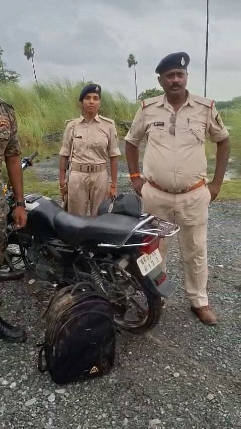 बबूरा थाना अंतर्गत अवैध शराब के विरुद्ध छापामारी में बृंदाबन बगीचा के सामने फोर लेन से एक हीरो स्प्लेंडर मोटरसाइकिल रजिस्ट्रेशन नंबर BR 03AE6133,एवं एक काले बैग मे 8PM के 110 पीस, कुल 19.8 लीटर अंग्रेजी शराब बरामद किया गया है, मोटरसाइकिल चालक भागने मे सफल रहे अग्रिम कार्रवाई की जा रही है