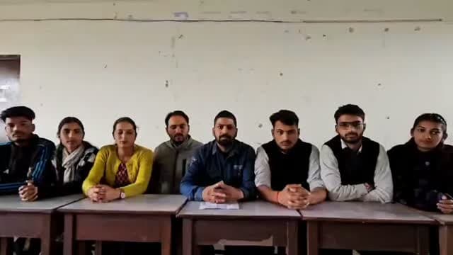 लगातार एमपीजी कॉलेज में बढ़ रही चुनावी गतिविधियों के बीच एबीवीपी ने प्रेस कॉन्फ्रेंस आयोजित की। इस दौरान संगठन ने एनएसयूआई पर कॉलेज का माहौल और शैक्षणिक शांति भंग करने का आरोप लगाया। एबीवीपी ने स्पष्ट किया कि वह कॉलेज में छात्रसंघ चुनाव कराए जाने के पक्ष में है।
