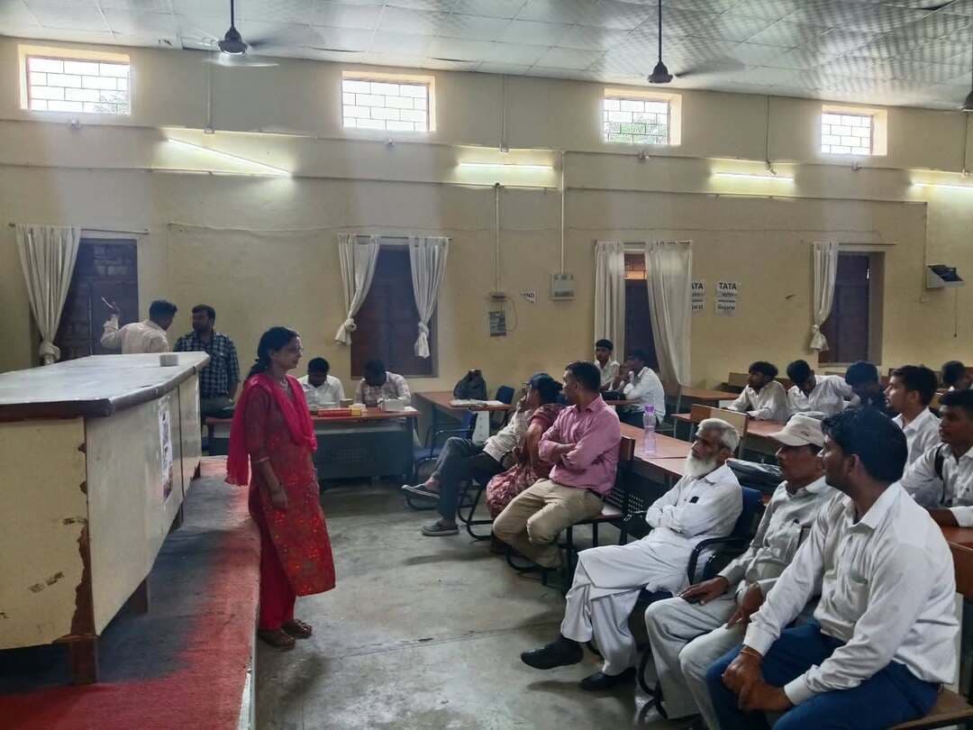 मानसिक स्वास्थ्य कार्यक्रम के अंतर्गत पीजी कॉलेज निवाड़ी में स्वास्थ्य शिविर आयोजित
--
प्रधानमंत्री कॉलेज ऑफ एक्सीलेंस, अमर शहीद चंद्रशेखर आजाद शासकीय स्नातकोत्तर महाविद्यालय, निवाड़ी में मानसिक स्वास्थ्य कार्यक्रम के अंतर्गत आज दिनांक 26 सितंबर 2026 को स्वास्थ्य शिविर का आयोजन किया गया।
स्वास्थ्य शिविर में चिकित्सा अधिकारी डॉ. यतेंद्र सिंह, फार्मासिस्ट श्री एजाज अहमद, लैब टेक्नीशियन श्री दीपक रावत तथा ICTC परामर्शदाता श्रीमती अमिता किरण चतुर्वेदी द्वारा विद्यार्थियों एवं महाविद्यालयीन स्टाफ सदस्यों का स्वास्थ्य परीक्षण किया गया। स्वास्थ्य परीक्षण के दौरान आवश्यक स्वास्थ्य संबंधी जानकारी प्रदान की गई तथा विद्यार्थियों को अपने स्वास्थ्य के प्रति सजग रहने के लिए प्रेरित किया गया।
शिविर के दौरान ICTC परामर्शदाता द्वारा विद्यार्थियों को एचआईवी/एड्स से संबंधित महत्वपूर्ण जानकारी दी गई। विद्यार्थियों को एचआईवी संक्रमण के कारणों, बचाव के उपायों, भ्रांतियों तथा समय पर जांच एवं परामर्श के महत्व के बारे में जागरूक किया गया। विद्यार्थियों को बताया गया कि एचआईवी/एड्स के संबंध में सही एवं वैज्ञानिक जानकारी प्राप्त करना तथा अनावश्यक भ्रांतियों से बचना अत्यंत आवश्यक है। साथ ही विद्यार्थियों को स्वस्थ जीवनशैली अपनाने और आवश्यकता पड़ने पर विशेषज्ञ चिकित्सकीय परामर्श लेने के लिए प्रेरित किया गया।
महाविद्यालय के प्राचार्य डॉ. मो. नसीम खान ने स्वास्थ्य शिविर के महत्व पर प्रकाश डालते हुए कहा कि विद्यार्थियों के सर्वांगीण विकास के लिए शैक्षणिक गतिविधियों के साथ-साथ उनके शारीरिक एवं मानसिक स्वास्थ्य पर भी ध्यान देना आवश्यक है। उन्होंने विद्यार्थियों से स्वास्थ्य संबंधी समस्याओं को नजरअंदाज न करने तथा समय-समय पर स्वास्थ्य परीक्षण कराने का आह्वान किया।
कार्यक्रम के दौरान महाविद्यालय के प्रो विनोद कुमार गुप्ता,डॉ. जे.आर. अहिरवार, प्रो. अमित पाण्डेय, एनएसएस जिला समन्वयक प्रो. संतोष राजक, प्रो. शिवकरण प्रजापति, प्रो. महिपाल सिंह, डॉ. प्रदीप अवस्थी, प्रो. उषा त्रिपाठी एवं प्रो. ऋषिकेश राजपूत सहित महाविद्यालय के अधिकारी, एवं प्राध्यापक उपस्थित रहे।
कार्यक्रम के माध्यम से विद्यार्थियों में स्वास्थ्य के प्रति जागरूकता बढ़ाने तथा मानसिक एवं शारीरिक स्वास्थ्य को प्राथमिकता देने का संदेश दिया गया।
Directorate of Health Services, Madhya Pradesh Jansampark Madhya Pradesh #HealthCamp
#JansamparkMP #niwari