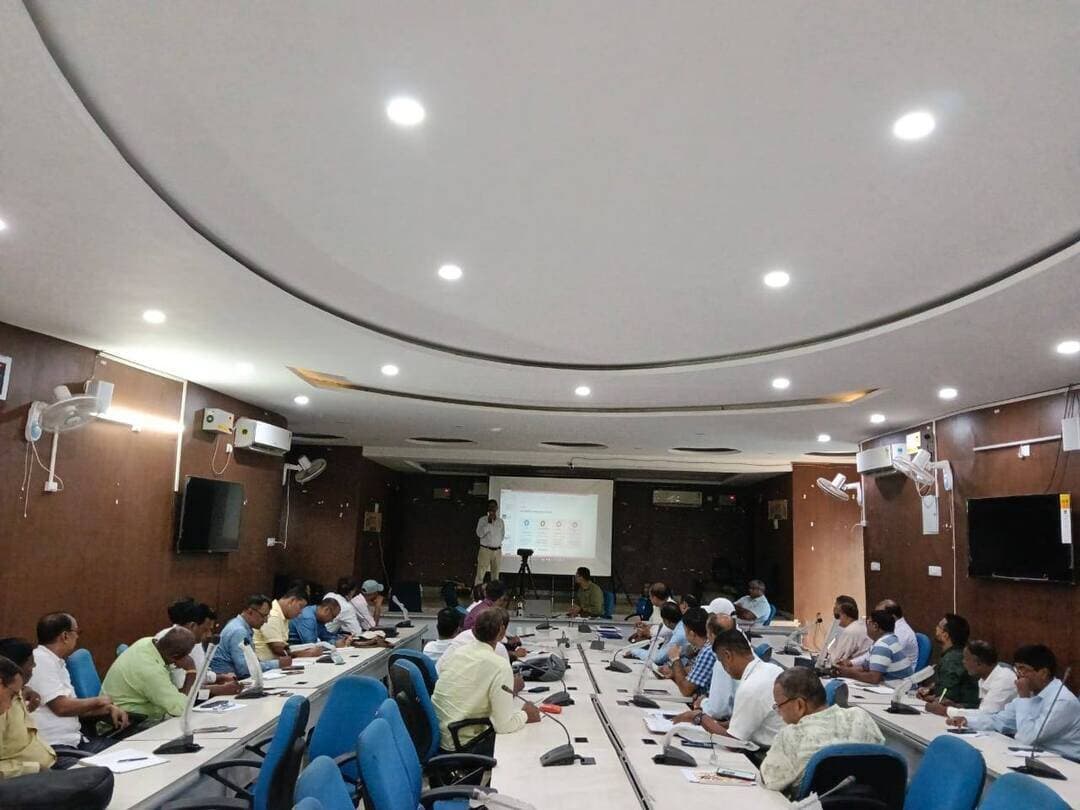 📢 ग्राम पंचायतों के समग्र विकास की दिशा में महत्वपूर्ण पहल
जिला पदाधिकारी, औरंगाबाद श्रीमती अभिलाषा शर्मा (भा०प्र०से०) के निदेशानुसार दिनांक 25 सितंबर 2026 को जिला परिषद् सभा कक्ष में विकसित ग्राम पंचायत प्लान (VGPP) एवं Secure2.0 को लेकर प्रशिक्षण कार्यक्रम आयोजित किया गया।
🎯 प्रशिक्षण का मुख्य उद्देश्य ग्राम पंचायत स्तर पर स्थानीय आवश्यकताओं, उपलब्ध संसाधनों एवं विकास की प्राथमिकताओं को ध्यान में रखते हुए व्यावहारिक, प्रभावी एवं योजनाबद्ध ग्राम पंचायत विकास योजना तैयार करने के लिए संबंधित पदाधिकारियों एवं तकनीकी कर्मियों को आवश्यक तकनीकी जानकारी एवं मार्गदर्शन प्रदान करना था।
📋 प्रशिक्षण के दौरान VGPP तैयार करने की प्रक्रिया, योजना निर्माण के विभिन्न चरण, विकास की प्राथमिकताओं का निर्धारण, उपलब्ध संसाधनों का समुचित उपयोग तथा विभिन्न विभागीय योजनाओं के अभिसरण के माध्यम से पंचायतों के समग्र विकास की कार्ययोजना तैयार करने से संबंधित महत्वपूर्ण जानकारी दी गई।
💻 इसके साथ ही Secure2.0 से संबंधित प्रशिक्षण भी प्रदान किया गया। कार्यपालक अभियंता द्वारा पोर्टल के माध्यम से किए जाने वाले कार्यों, तकनीकी प्रक्रियाओं, आवश्यक प्रविष्टियों एवं कार्यों के निष्पादन की जानकारी दी गई। प्रतिभागियों की तकनीकी जिज्ञासाओं एवं व्यावहारिक समस्याओं का समाधान करते हुए कार्यों को निर्धारित प्रक्रिया के अनुरूप एवं समयबद्ध तरीके से पूरा करने पर जोर दिया गया।
👥 प्रशिक्षण कार्यक्रम में सहायक अभियंता, सभी कार्यक्रम पदाधिकारी, सभी कनीय अभियंता एवं सभी पंचायत तकनीकी सहायकों ने भाग लिया।
🏡 प्रशिक्षण के माध्यम से पंचायत स्तर पर योजनाओं के बेहतर नियोजन, तकनीकी रूप से सुदृढ़ योजना निर्माण तथा उपलब्ध संसाधनों के प्रभावी उपयोग को बढ़ावा देने पर बल दिया गया, ताकि ग्रामीण क्षेत्रों में आधारभूत सुविधाओं एवं विकास कार्यों को और अधिक गति प्रदान की जा सके।
#SamratChoudhary #CMSamrat #Aurangabad #VGPP #Secure20 #GramPanchayat #RuralDevelopment
Information & Public Relations Department, Government of Bihar CMO Bihar Rural Development Department, Government of Bihar