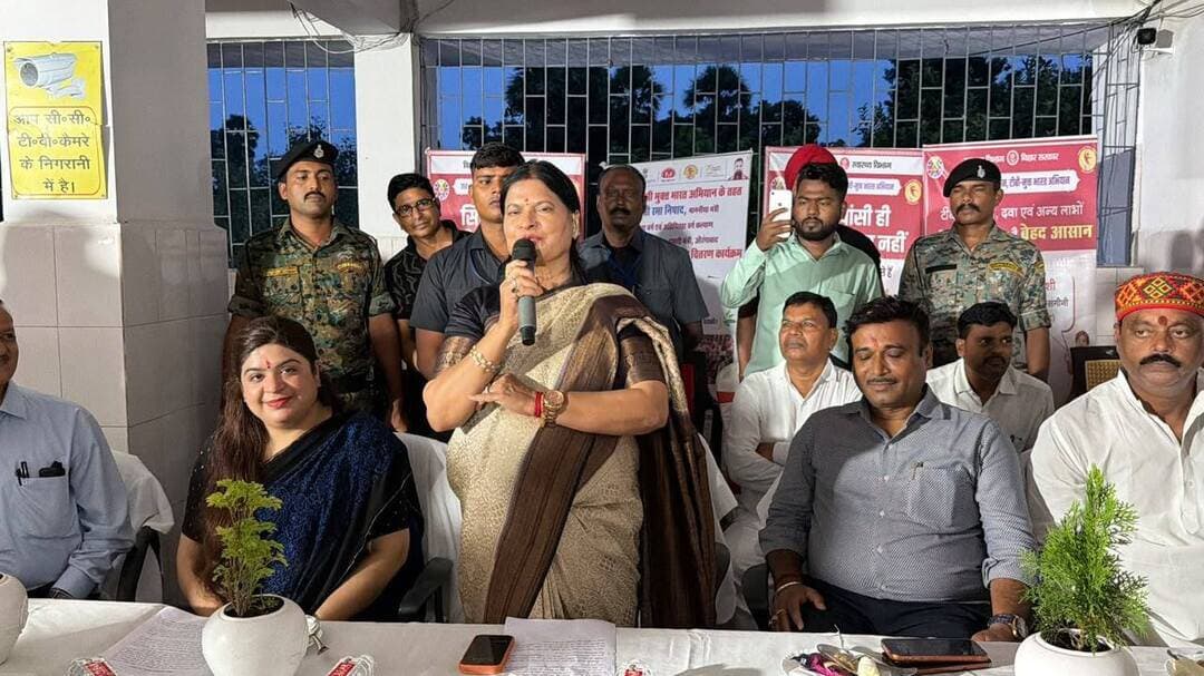 🫁 प्रधानमंत्री टीबी मुक्त भारत अभियान के तहत टीबी मरीजों को पोषण सहयोग
प्रधानमंत्री टीबी मुक्त भारत अभियान के तहत औरंगाबाद जिले में टीबी मरीजों को उपचार के साथ-साथ बेहतर पोषण उपलब्ध कराने की दिशा में निरंतर पहल की जा रही है।
📍 दाउदनगर अनुमंडल अस्पताल में आज टीबी मरीजों के बीच पोषण किट का वितरण माननीय मंत्री, पिछड़ा वर्ग एवं अति पिछड़ा वर्ग कल्याण विभाग, बिहार-सह-प्रभारी मंत्री श्रीमती रमा निषाद, माननीय विधायक, ओबरा श्री प्रकाश चंद्र एवं जिला पदाधिकारी, औरंगाबाद श्रीमती अभिलाषा शर्मा (भा०प्र०से०) द्वारा संयुक्त रूप से किया गया।
🥗 पोषण किट में शामिल हैं—सोयाबीन, सरसों तेल, आटा, दाल सहित प्रोटीन एवं आवश्यक पोषक तत्वों से भरपूर खाद्य सामग्री।
💪 टीबी के उपचार के दौरान मरीजों के पोषण स्तर को बेहतर बनाए रखना उनके स्वास्थ्य की दृष्टि से महत्वपूर्ण है। इसी उद्देश्य से जिले में टीबी मरीजों को उपचार के साथ आवश्यक पोषण सहयोग उपलब्ध कराया जा रहा है।
📊 पिछले माह औरंगाबाद जिले में कुल 1,951 टीबी मरीजों के बीच पोषण किट का वितरण किया गया था। इस माह भी टीबी मरीजों के बीच पोषण किट का वितरण जारी है।
💊 टीबी मरीजों से नियमित रूप से दवा लेने, चिकित्सकीय परामर्श का पालन करने एवं उपलब्ध पोषण सहयोग का लाभ उठाने की अपील की गई।
🤝 टीबी उन्मूलन केवल स्वास्थ्य विभाग की जिम्मेदारी नहीं, बल्कि पूरे समाज की साझा जिम्मेदारी है। आमजनों से टीबी के लक्षणों के प्रति जागरूक रहने, समय पर जांच कराने तथा टीबी मरीजों के प्रति सहयोग एवं संवेदनशीलता का भाव रखने की अपील की गई।
🌿 जनभागीदारी + सामुदायिक सहयोग = टीबी मुक्त समाज की दिशा में मजबूत कदम।
जिला प्रशासन एवं स्वास्थ्य विभाग द्वारा जिले में टीबी मरीजों को समय पर जांच, उपचार एवं आवश्यक पोषण सहयोग उपलब्ध कराने की दिशा में निरंतर कार्य किया जा रहा है।
#PMTBMuktBharat #TBMuktBharat #TBMuktAurangabad #HealthForAll #JanBhagidari #SamratChoudhary #CMSamrat
Information & Public Relations Department, Government of Bihar CMO Bihar Bihar Health Department TB Mukt Bharat