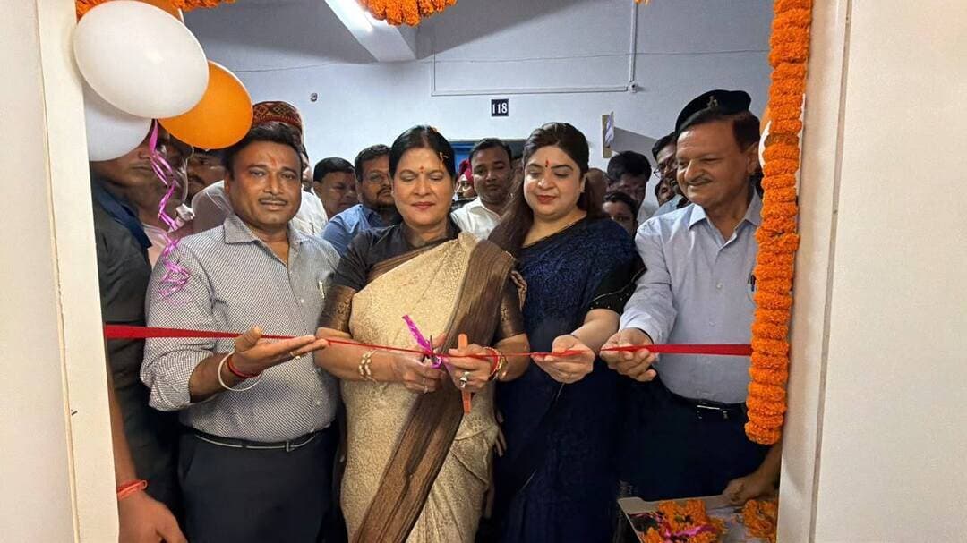 🏥 दाउदनगर अनुमंडल अस्पताल को मिली आधुनिक स्वास्थ्य सुविधा की सौगात
दाउदनगर अनुमंडल अस्पताल परिसर में आज दिनांक 26 सितंबर 2026 को नवनिर्मित मॉड्यूलर ऑपरेशन थिएटर (OT) का उद्घाटन माननीय मंत्री, पिछड़ा वर्ग एवं अति पिछड़ा वर्ग कल्याण विभाग, बिहार-सह-प्रभारी मंत्री औरंगाबाद श्रीमती रमा निषाद, माननीय विधायक, ओबरा श्री प्रकाश चंद्र एवं जिला पदाधिकारी, औरंगाबाद श्रीमती अभिलाषा शर्मा (भा०प्र०से०) द्वारा संयुक्त रूप से किया गया।
💰 लगभग 30.61 लाख रुपये की लागत से निर्मित इस आधुनिक मॉड्यूलर ऑपरेशन थिएटर में अत्याधुनिक तकनीकी सुविधाएं उपलब्ध कराई गई हैं।
🔹 HEPA फिल्टर की सुविधा, जिससे संक्रमण के जोखिम को कम करने में सहायता मिलेगी।
🔹 तापमान एवं नमी के नियंत्रण की आधुनिक व्यवस्था।
🔹 आधुनिक चिकित्सा उपकरणों के एकीकरण की सुविधा।
🔹 बेहतर स्वच्छता एवं साफ-सफाई की व्यवस्था।
🔹 नेत्र, प्रसव, हड्डी सहित विभिन्न आवश्यक शल्य चिकित्सा सेवाओं के लिए बेहतर वातावरण।
✨ मॉड्यूलर OT के शुरू होने से दाउदनगर अनुमंडल क्षेत्र के मरीजों को स्थानीय स्तर पर अधिक सुरक्षित, गुणवत्तापूर्ण एवं आधुनिक शल्य चिकित्सा सेवाएं उपलब्ध कराने में सुविधा होगी। इससे आवश्यक ऑपरेशन के लिए मरीजों को दूरस्थ स्वास्थ्य संस्थानों पर निर्भरता भी कम करने में मदद मिलेगी।
जिला पदाधिकारी श्रीमती अभिलाषा शर्मा ने कहा कि स्वास्थ्य सुविधाओं का सुदृढ़ीकरण जिला प्रशासन की प्राथमिकताओं में शामिल है। स्वास्थ्य संस्थानों में उपलब्ध संसाधनों एवं सुविधाओं को लगातार बेहतर किया जा रहा है, ताकि आमजन को सुलभ, गुणवत्तापूर्ण एवं सुरक्षित स्वास्थ्य सेवाएं अपने निकटतम स्वास्थ्य संस्थान पर उपलब्ध हो सकें।
📍 स्थान: दाउदनगर अनुमंडल अस्पताल, औरंगाबाद
📅 दिनांक: 26 सितंबर 2026
इस अवसर पर सिविल सर्जन, औरंगाबाद डॉ. कृष्ण कुमार, जिला योजना पदाधिकारी श्री अविनाश प्रकाश, डीपीएम स्वास्थ्य श्री अनवर आलम सहित अन्य संबंधित पदाधिकारी एवं कर्मी उपस्थित रहे।
#Aurangabad #Daudnagar #HealthServices #ModularOT #Healthcare #Bihar #SamratChoudhary #CMSamrat
Bihar Health Department Information & Public Relations Department, Government of Bihar CMO Bihar