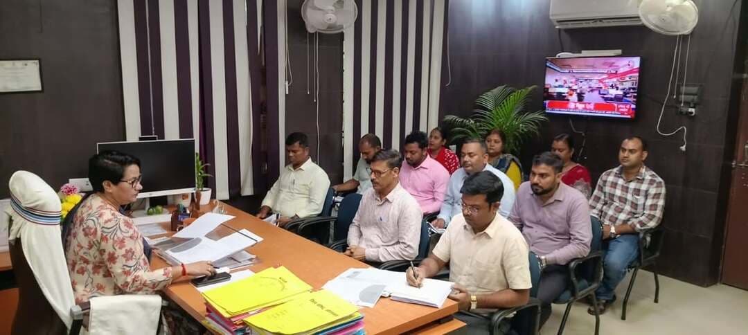 दिनांक 25.09.2026 को जिला पदाधिकारी श्रीमती अभिलाषा शर्मा के निर्देशानुसार उप विकास आयुक्त कुमारी अनुपम सिंह की अध्यक्षता में सभी प्रखंड समन्वयकों के साथ स्वच्छ भारत मिशन (ग्रामीण)/लोहिया स्वच्छ बिहार अभियान अंतर्गत संचालित योजनाओं एवं गतिविधियों की प्रगति की समीक्षा की गई।
बैठक के दौरान योजनाओं की प्रगति की समीक्षा करते हुए निम्न महत्वपूर्ण निर्देश दिए गए—
🔹 व्यक्तिगत शौचालय: योग्य लाभुकों को नियमानुसार व्यक्तिगत शौचालय निर्माण पूर्ण होने के उपरांत देय प्रोत्साहन राशि का भुगतान ससमय सुनिश्चित करने का निर्देश।
🔹 लंबित जियो टैगिंग: लंबित जियो टैगिंग को विशेष अभियान चलाकर शीघ्र पूर्ण करने तथा इसकी नियमित अनुश्रवण करने का निर्देश।
🔹 नमस्ते योजना: नमस्ते योजना अंतर्गत लंबित स्वच्छता कर्मियों के सर्वेक्षण कार्य को एक सप्ताह के अंदर पूर्ण कर संबंधित प्रतिवेदन उपलब्ध कराने का निर्देश।
🔹सभी प्रखंड समन्वयकों को अपने-अपने प्रखंड में लंबित कार्यों की नियमित समीक्षा करते हुए योजनाओं का प्रभावी एवं समयबद्ध क्रियान्वयन सुनिश्चित करने का निर्देश दिया गया।
#lsba #CleanIndia #CleanBihar #SwachhBihar CMO Bihar Samrat Choudhary