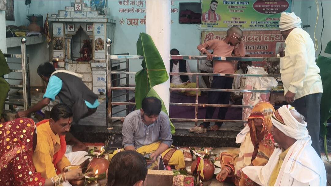 गणपति बप्पा मोरया… अगले बरस तू जल्दी आ
शाहनगर-खमतरा में श्रद्धा और भक्ति का संगम, गणेश विसर्जन के साथ गूंजे भजनों के स्वर
शाहनगर। गणेश उत्सव के समापन अवसर पर शाहनगर सहित खमतरा क्षेत्र में श्रद्धा, भक्ति और हर्षोल्लास का माहौल देखने को मिला। गणेश प्रतिमाओं के विसर्जन के दौरान श्रद्धालुओं ने ढोल-नगाड़ों और जयकारों के बीच भगवान गणेश को भावपूर्ण विदाई दी।
शाहनगर में जगदीश राय, दीपक यादव, अन्नू लोधी एवं शेखर विश्वकर्मा द्वारा गणेश विसर्जन के अवसर पर विशेष धार्मिक आयोजन किया गया। कार्यक्रम की शुरुआत भगवान गणेश की पूजा-अर्चना, आरती और हवन के साथ हुई। इसके बाद कन्या भोज एवं भंडारे का आयोजन किया गया, जिसमें बड़ी संख्या में श्रद्धालुओं और क्षेत्रवासियों ने प्रसाद ग्रहण किया।
वहीं रात्रि में आयोजित भव्य भजन संध्या में भक्ति गीतों की मधुर धुनों ने पूरे वातावरण को भक्तिमय बना दिया। श्रद्धालु देर रात तक भजनों का आनंद लेते रहे और गणपति बप्पा के जयकारों से माहौल गूंजता रहा।
इधर खमतरा में भी गणेश विसर्जन का कार्यक्रम हर्षोल्लास के साथ मनाया गया। श्रद्धालु गणेश प्रतिमाओं को लेकर विसर्जन स्थल तक पहुंचे और विधि-विधान से भगवान गणेश को विदाई दी।
वहीं खमतरा के देसाई माता प्रांगण में श्रीमद्भागवत कथा की वर्षगांठ एवं श्रीरामचरितमानस मास परायण के समापन अवसर पर विशाल भंडारे का आयोजन किया गया। धार्मिक अनुष्ठानों के समापन के बाद आयोजित भंडारे में बड़ी संख्या में श्रद्धालुओं ने प्रसाद ग्रहण किया।
शाहनगर और खमतरा में हुए इन आयोजनों ने एक बार फिर धर्म, आस्था, सेवा और सामाजिक एकता की सुंदर तस्वीर प्रस्तुत की। गणेश उत्सव के समापन पर श्रद्धालुओं ने विघ्नहर्ता भगवान गणेश से क्षेत्र में सुख-समृद्धि, शांति और खुशहाली की कामना की।
गणपति बप्पा मोरया… मंगल मूर्ति मोरया… अगले बरस तू जल्दी आ!
#गणपति_बप्पा_मोरया #गणेश_विसर्जन #शाहनगर #खमतरा #भजन_संध्या #धार्मिक_आयोजन #गणेश_उत्सव #भंडारा #श्रीमद्भागवत_कथा #श्रीरामचरितमानस