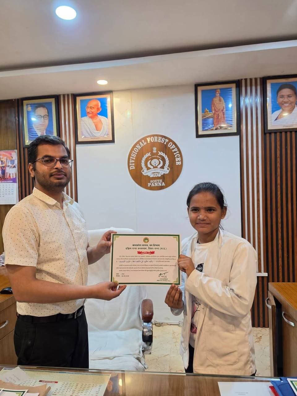 सेवा पर्व में शाहनगर की बेटियों का सम्मान, GDA प्रशिक्षण से बनीं आत्मनिर्भर
ब्रजपुर, पन्ना | 22 सितंबर 2026
प्रधानमंत्री श्री नरेंद्र मोदी जी के सेवा के 25 वर्ष पूर्ण होने के उपलक्ष्य में आयोजित ‘सेवा पर्व’ के अंतर्गत ब्रजपुर में सम्मान समारोह आयोजित किया गया।
मध्यप्रदेश शासन वन विभाग एवं दक्षिण वन मंडल पन्ना के ग्रीन इंडिया मिशन (GIM) द्वारा संचालित GDA प्रशिक्षण केंद्र शाहनगर से प्रशिक्षण प्राप्त कर रोजगार के क्षेत्र में आत्मनिर्भर बनी शाहनगर क्षेत्र की चार छात्राओं को सम्मानित किया गया।
सम्मानित छात्राएं:
➡️ प्रतीक्षा दुबे
➡️ सरस्वती गडारी
➡️ शिवानी साहू
➡️ प्रतीक्षा गर्ग
GDA प्रशिक्षण के बाद इन छात्राओं ने स्वास्थ्य सेवा के क्षेत्र में रोजगार हासिल किया। इनमें छात्राएं मेदांता हॉस्पिटल, इंदौर एवं सेल्वी हॉस्पिटल, जबलपुर में नर्स के रूप में अपनी सेवाएं प्रदान कर रही हैं।
माननीय सांसद द्वारा छात्राओं को प्रमाण-पत्र प्रदान कर सम्मानित किया गया। यह सम्मान उनकी मेहनत, लगन, कौशल और आत्मनिर्भरता का प्रतीक है।
शाहनगर की इन बेटियों ने साबित किया कि सही प्रशिक्षण और अवसर मिले तो बेटियां अपने हुनर के दम पर सफलता की नई इबारत लिख सकती हैं।
#सेवा_पर्व #शाहनगर #पन्ना #GreenIndiaMission #GDATraining #महिला_सशक्तिकरण #आत्मनिर्भर_बेटियां
