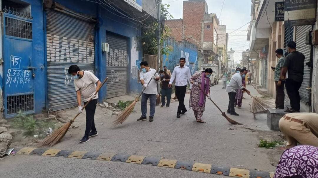 न्यू हमीदा कॉलोनी में निगम ने चलाया विशेष सफाई अभियान
कचरा हटाने के साथ नालियों की करवाई सफाई, लोगों को स्वच्छता के प्रति किया जागरूक
यमुनानगर। स्वच्छता ही सेवा अभियान के तहत नगर निगम द्वारा वार्ड नंबर-15 की न्यू हमीदा कॉलोनी में विशेष सफाई अभियान चलाया गया। अभियान का शुभारंभ मुख्य सफाई निरीक्षक गोविंद शर्मा, वार्ड पार्षद मनु कृष्ण सिंगला एवं स्नेह सेवा ट्रस्ट की संस्थापक ममता सेन ने झाड़ू लगाकर किया। इस दौरान नगर निगम की सफाई टीमों ने विभिन्न स्थानों पर विशेष सफाई अभियान चलाकर क्षेत्र में जमा कचरे को हटाया।
अभियान के दौरान कॉलोनी की नालियों की भी विशेष सफाई करवाई गई। सफाई के दौरान निकले कचरे को एकत्रित कर उचित निस्तारण के लिए भेजा गया। नगर निगम कर्मचारियों ने सार्वजनिक स्थानों, गलियों और नालियों के आसपास सफाई कर क्षेत्र की स्वच्छता व्यवस्था को बेहतर बनाने का प्रयास किया। पार्षद मनु कृष्ण सिंगला और मुख्य सफाई निरीक्षक गोविंद शर्मा ने अभियान के दौरान नागरिकों को स्वच्छता के प्रति जागरूक करते हुए उनसे कचरा इधर-उधर न डालने और निर्धारित स्थान पर ही कचरा देने की अपील की गई। लोगों को अपने घरों के साथ-साथ आसपास के सार्वजनिक क्षेत्र को भी स्वच्छ रखने के लिए प्रेरित किया गया। गोविंद शर्मा ने कहा कि स्वच्छ शहर के निर्माण में जनभागीदारी बेहद जरूरी है। नागरिकों के सहयोग से ही स्वच्छता अभियानों को स्थायी रूप से सफल बनाया जा सकता है। निगम की ओर से लोगों से स्वच्छता ही सेवा अभियान में सक्रिय भागीदारी निभाने और शहर को स्वच्छ रखने में सहयोग देने की अपील की गई। मौके पर सफाई निरीक्षक सतबीर सिंह, एसबीएम टीम के विशेषज्ञ आकाश कुमार, दुर्गेश कुमार, गगन बेनीवाल, नगर निगम के सफाई कर्मचारी और स्थानीय निवासी मौजूद रहे।
न्यू हमीदा कॉलोनी में सफाई करते पार्षद, निगम कर्मी व अन्य।