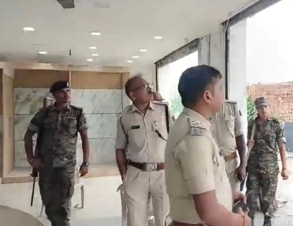 महिला JE से दिनदहाड़े चेन झपटमारी, बाइक सवार बदमाश फरार
पूरी खबर कमेंट बॉक्स में पढ़ें