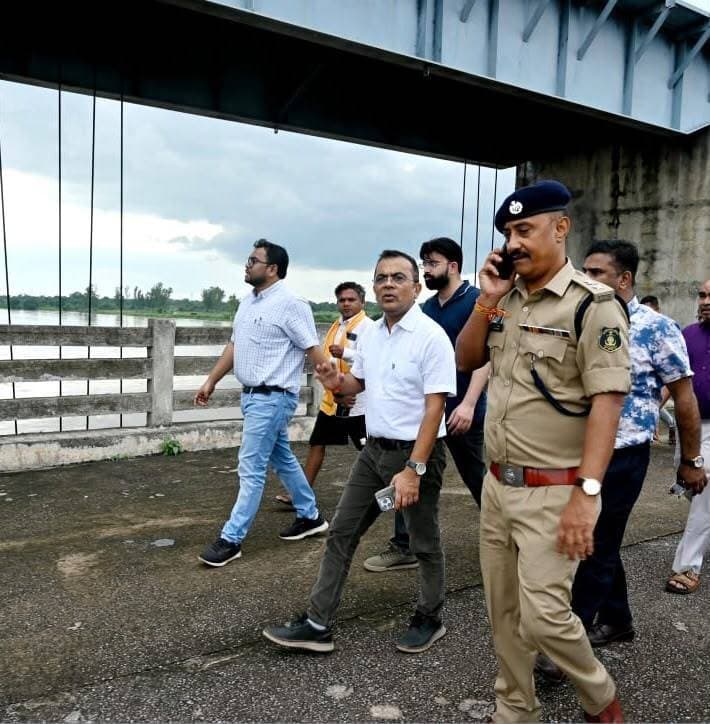 गंगरेल बांध के सभी 14 गेट खुले, जिला प्रशासन अलर्ट मोड में
कलेक्टर-एसपी ने संभाला मोर्चा, महानदी के तटीय क्षेत्रों का निरीक्षण
कलेक्टर-एसपी अधिकारियों से लगातार ले रहे फीडबैक
घाट और पुलों पर बढ़ाई गई सुरक्षा, लगातार निगरानी
CMO Chhattisgarh DPR Chhattisgarh