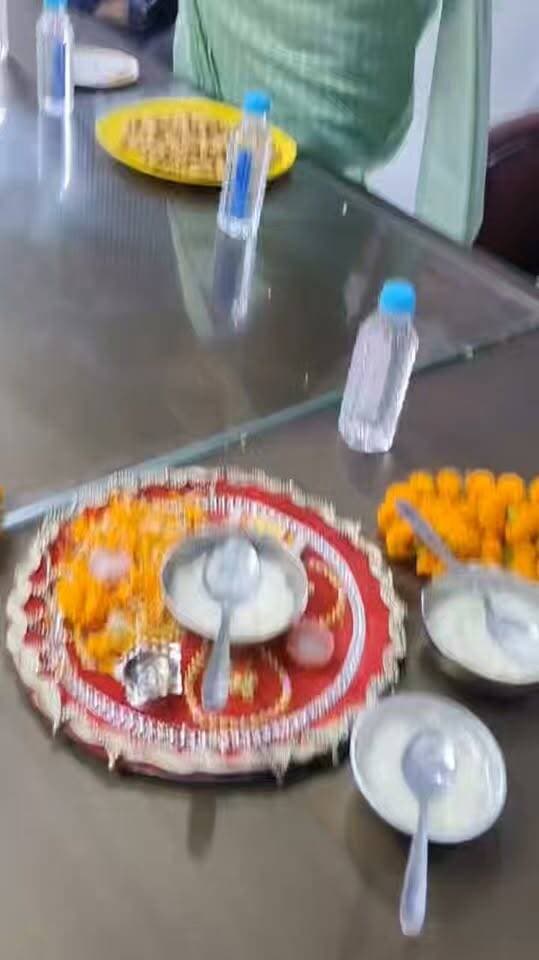 #भदौरा में ‘आंगन मिलन सेवा उत्सव’ का आयोजन, पूर्व विधायक सुनीता सिंह ने बच्चों का कराया अन्नप्राशन
भदौरा। प्रधानमंत्री श्री नरेंद्र मोदी जी के कार्यकाल के 25 वर्ष पूर्ण होने के उपलक्ष्य में ‘सेवा, संकल्प अभियान’ एवं भाजपा उत्तर प्रदेश के ‘आंगन मिलन सेवा उत्सव’ के अंतर्गत विकास खण्ड भदौरा परिसर में कार्यक्रम का आयोजन किया गया।
कार्यक्रम में जमानियां की पूर्व विधायक सुनीता सिंह मुख्य अतिथि के रूप में शामिल हुईं। इस दौरान उन्होंने बच्चों का अन्नप्राशन संस्कार कराया तथा आंगनबाड़ी कार्यकत्रियों को सम्मानित किया।
कार्यक्रम के दौरान विभिन्न विभागों की ओर से लगाए गए प्रदर्शनी स्टॉलों का पूर्व विधायक ने अवलोकन किया और विभागीय योजनाओं एवं जनकल्याणकारी कार्यों की जानकारी ली।
इस अवसर पर खण्ड विकास अधिकारी भदौरा, बाल विकास परियोजना अधिकारी, विभिन्न विभागों के अधिकारी-कर्मचारी तथा आंगनबाड़ी कार्यकत्रियां मौजूद रहीं।
पूर्व विधायक सुनीता सिंह ने कार्यक्रम में उपस्थित सभी लोगों के सहयोग और सहभागिता के लिए आभार व्यक्त किया। #GhazipurNews Sunita Singh Gahmari