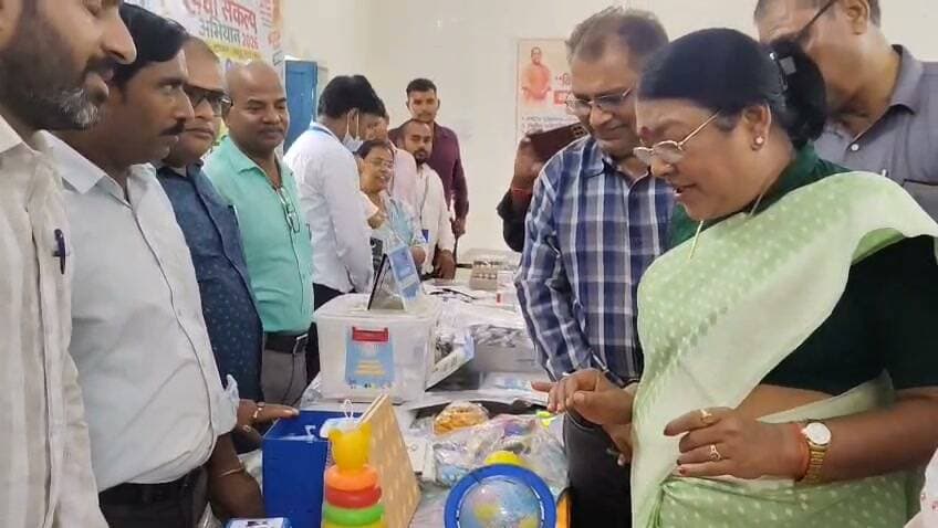 #भदौरा में ‘आंगन मिलन सेवा उत्सव’ का आयोजन, पूर्व विधायक सुनीता सिंह ने बच्चों का कराया अन्नप्राशन
भदौरा। प्रधानमंत्री श्री नरेंद्र मोदी जी के कार्यकाल के 25 वर्ष पूर्ण होने के उपलक्ष्य में ‘सेवा, संकल्प अभियान’ एवं भाजपा उत्तर प्रदेश के ‘आंगन मिलन सेवा उत्सव’ के अंतर्गत विकास खण्ड भदौरा परिसर में कार्यक्रम का आयोजन किया गया।
कार्यक्रम में जमानियां की पूर्व विधायक सुनीता सिंह मुख्य अतिथि के रूप में शामिल हुईं। इस दौरान उन्होंने बच्चों का अन्नप्राशन संस्कार कराया तथा आंगनबाड़ी कार्यकत्रियों को सम्मानित किया।
कार्यक्रम के दौरान विभिन्न विभागों की ओर से लगाए गए प्रदर्शनी स्टॉलों का पूर्व विधायक ने अवलोकन किया और विभागीय योजनाओं एवं जनकल्याणकारी कार्यों की जानकारी ली।
इस अवसर पर खण्ड विकास अधिकारी भदौरा, बाल विकास परियोजना अधिकारी, विभिन्न विभागों के अधिकारी-कर्मचारी तथा आंगनबाड़ी कार्यकत्रियां मौजूद रहीं।
पूर्व विधायक सुनीता सिंह ने कार्यक्रम में उपस्थित सभी लोगों के सहयोग और सहभागिता के लिए आभार व्यक्त किया। #GhazipurNews